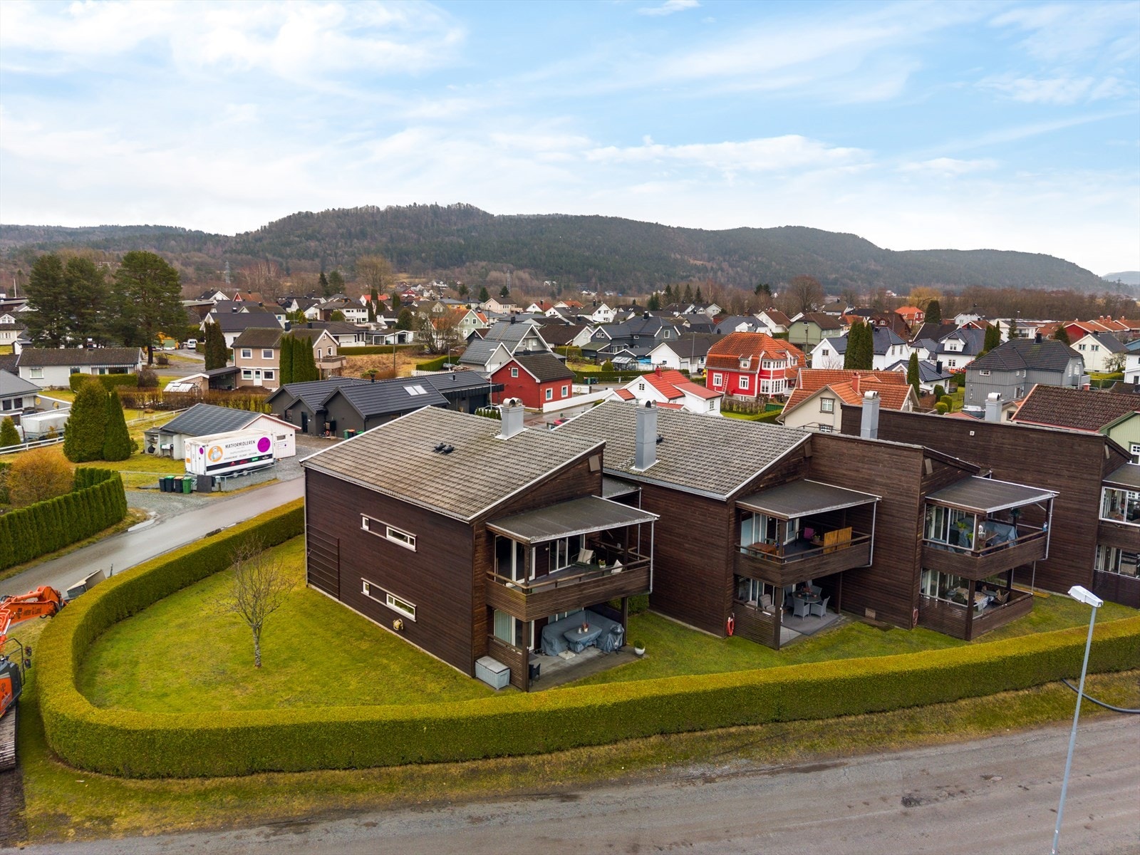 Hovenga er et av Porsgrunns mest attraktive boligområder, med nærhet til dagligvareforretninger, barnehager og skoler, samt idrettsanlegg og fine turområder. Kort vei til sentrum og USN! Galleribilde