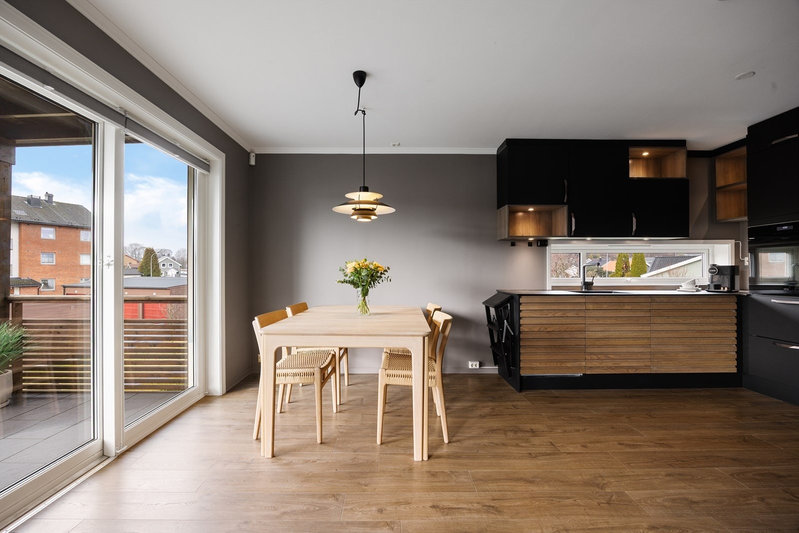 I stuen er det store vindusflater fra gulv og nesten opp til tak, som slipper inn rikelig med naturlig lys. Galleribilde