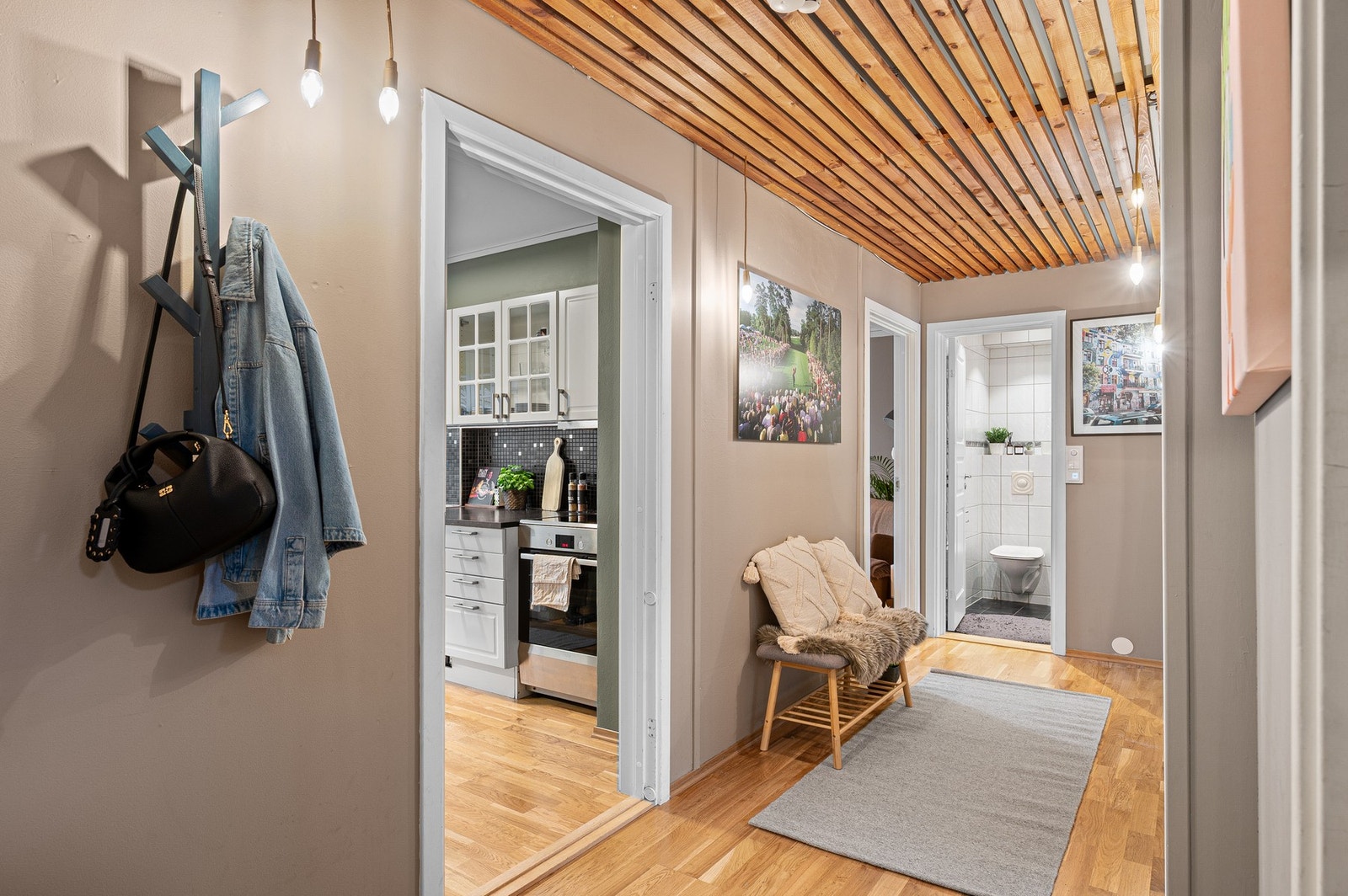 Leiligheten har naturlig skille mellom oppholdsrommene. Galleribilde