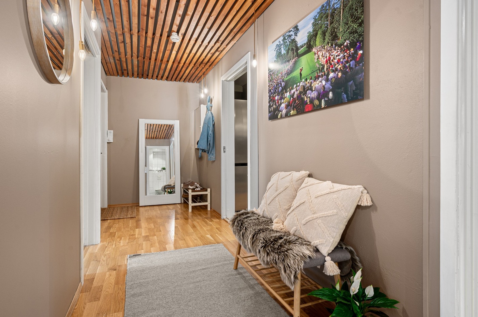 Leiligheten har en innbydende entré med plass til yttertøy og sko. Galleribilde