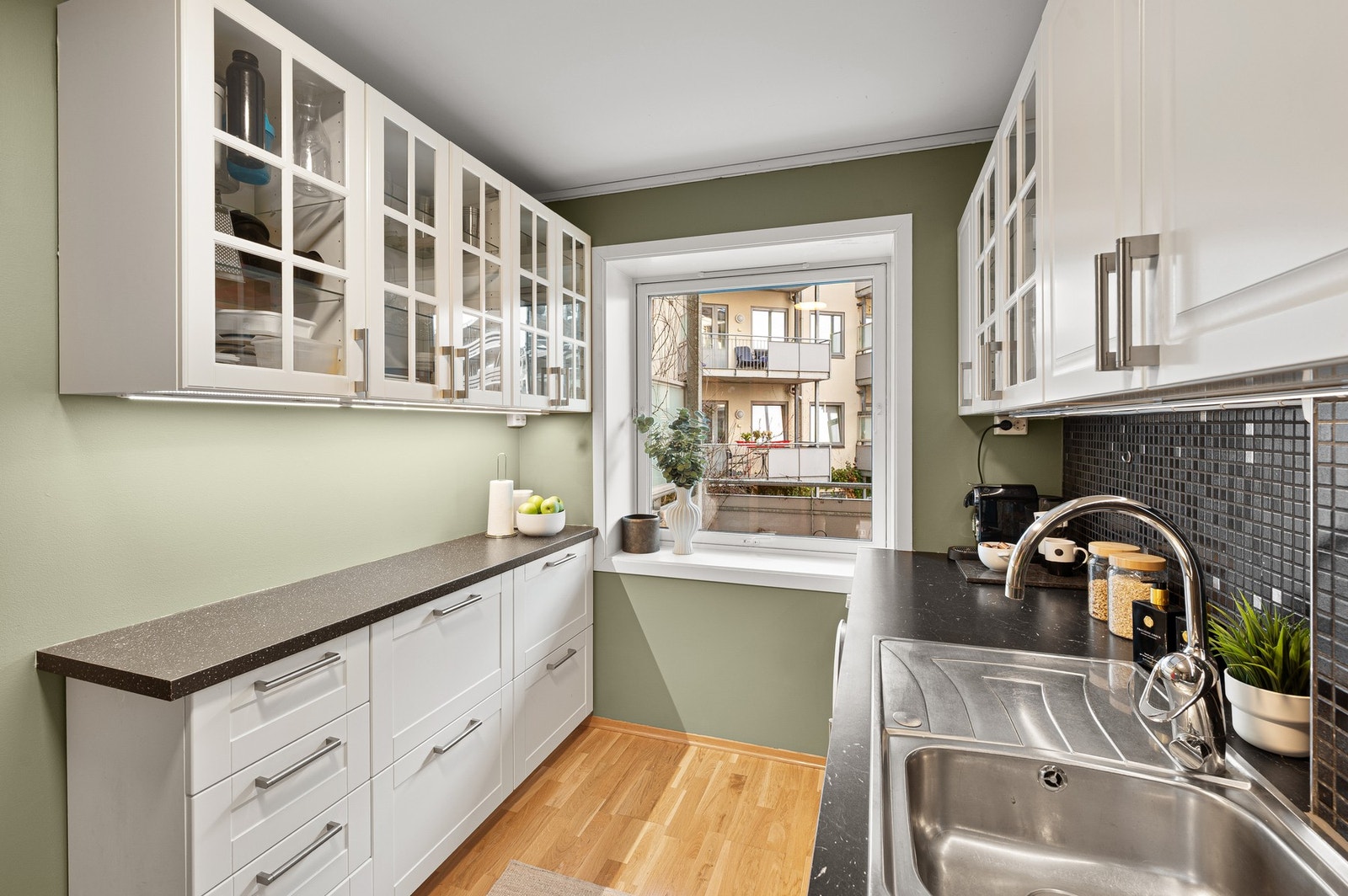 Lyst og flott kjøkken med integrert oppvaskmaskin som ble skiftet i 2022. Galleribilde