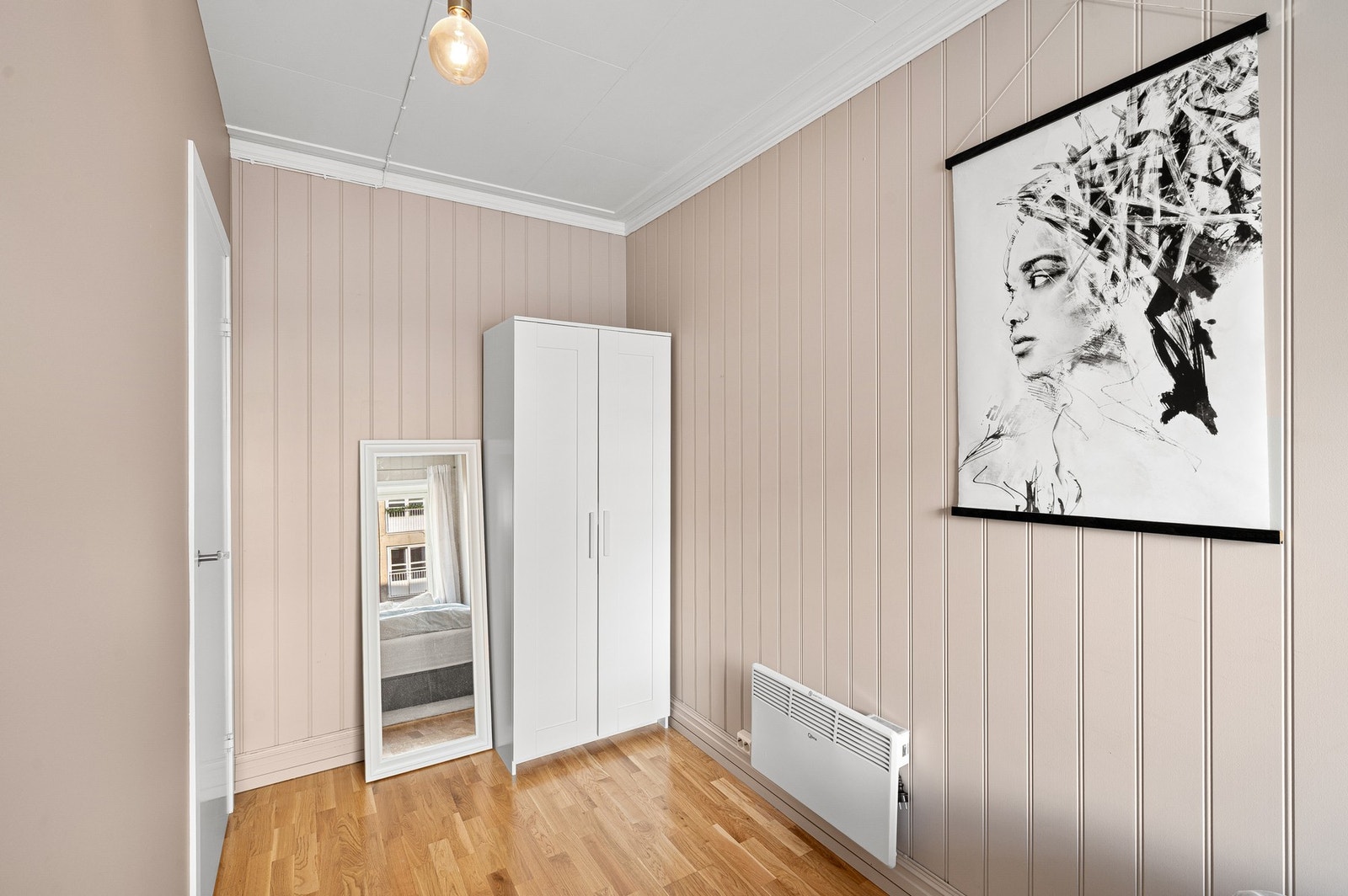 Soverommet har god plass til garderobeskap og øvrig møblering. Galleribilde