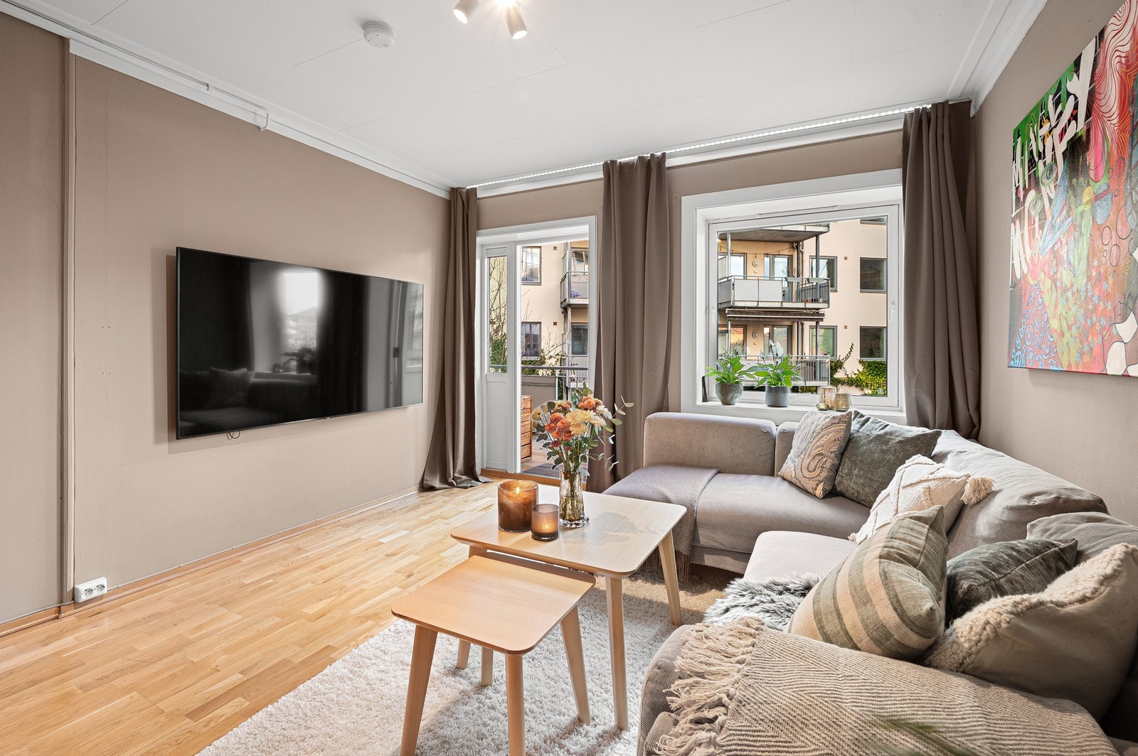 Lys og innbydende stue med store vindusflater som gir rikelig med naturlig dagslys. Galleribilde