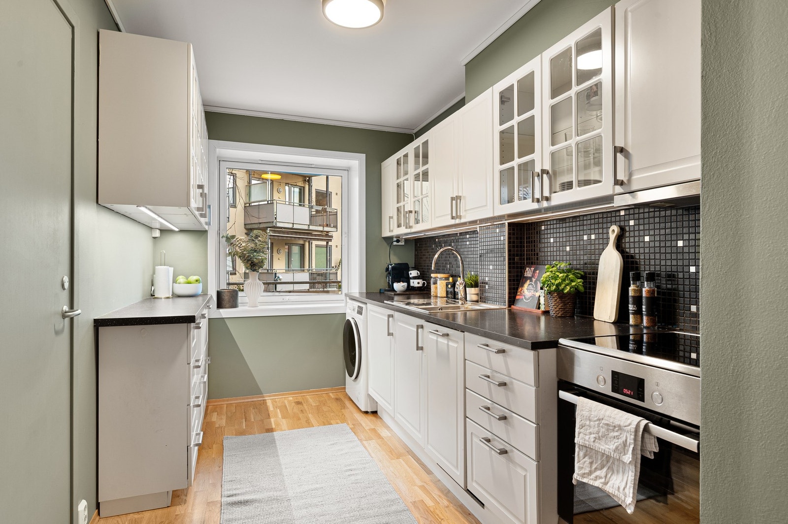 Naturlig skille mellom stue og kjøkken som gir flere soner i boligen. Galleribilde