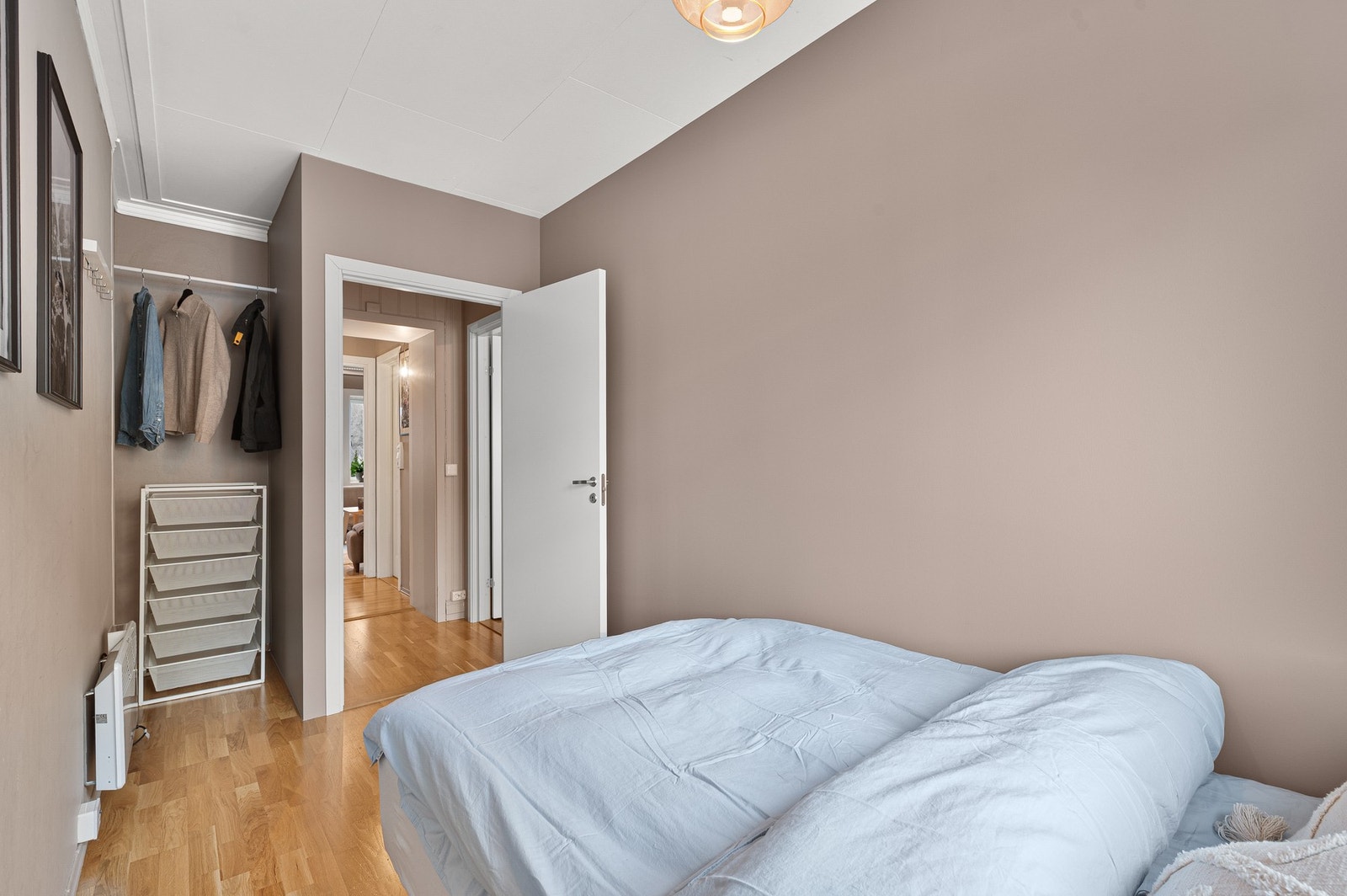 Her får du god plass til stor seng og garderobeløsning. Galleribilde