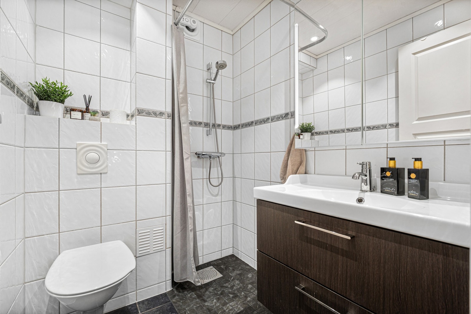 Pent flislagt baderom med elektriske varmekabler. Galleribilde