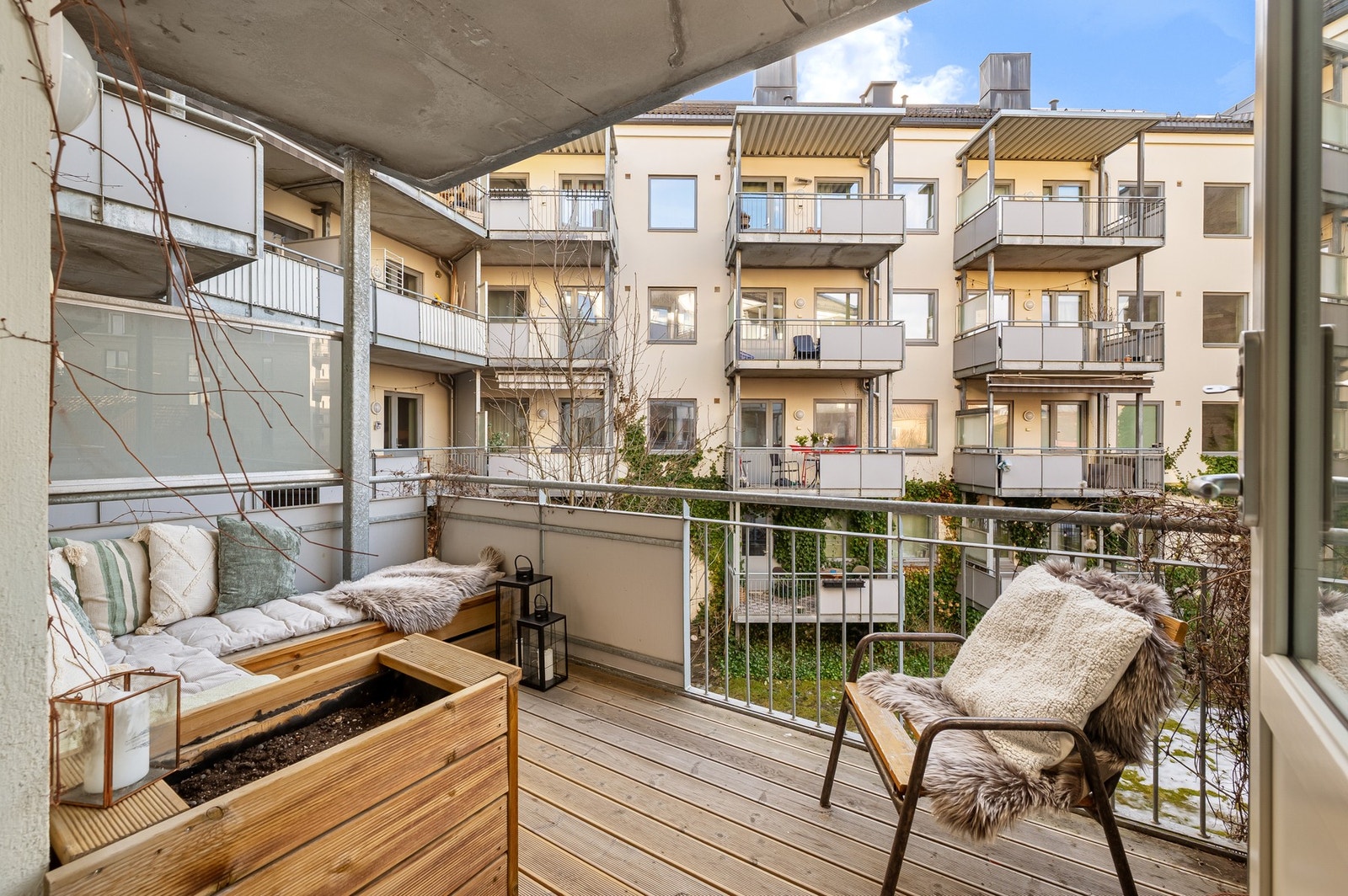 Balkongen har gode solforhold og er vendt mot rolige omgivelser. Galleribilde