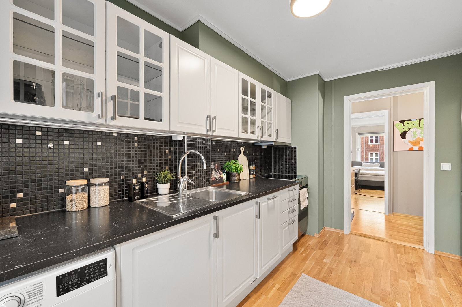 Kjøkkenet har god skap- og benkeplass som passer godt ved matlaging og oppbevaring. Galleribilde