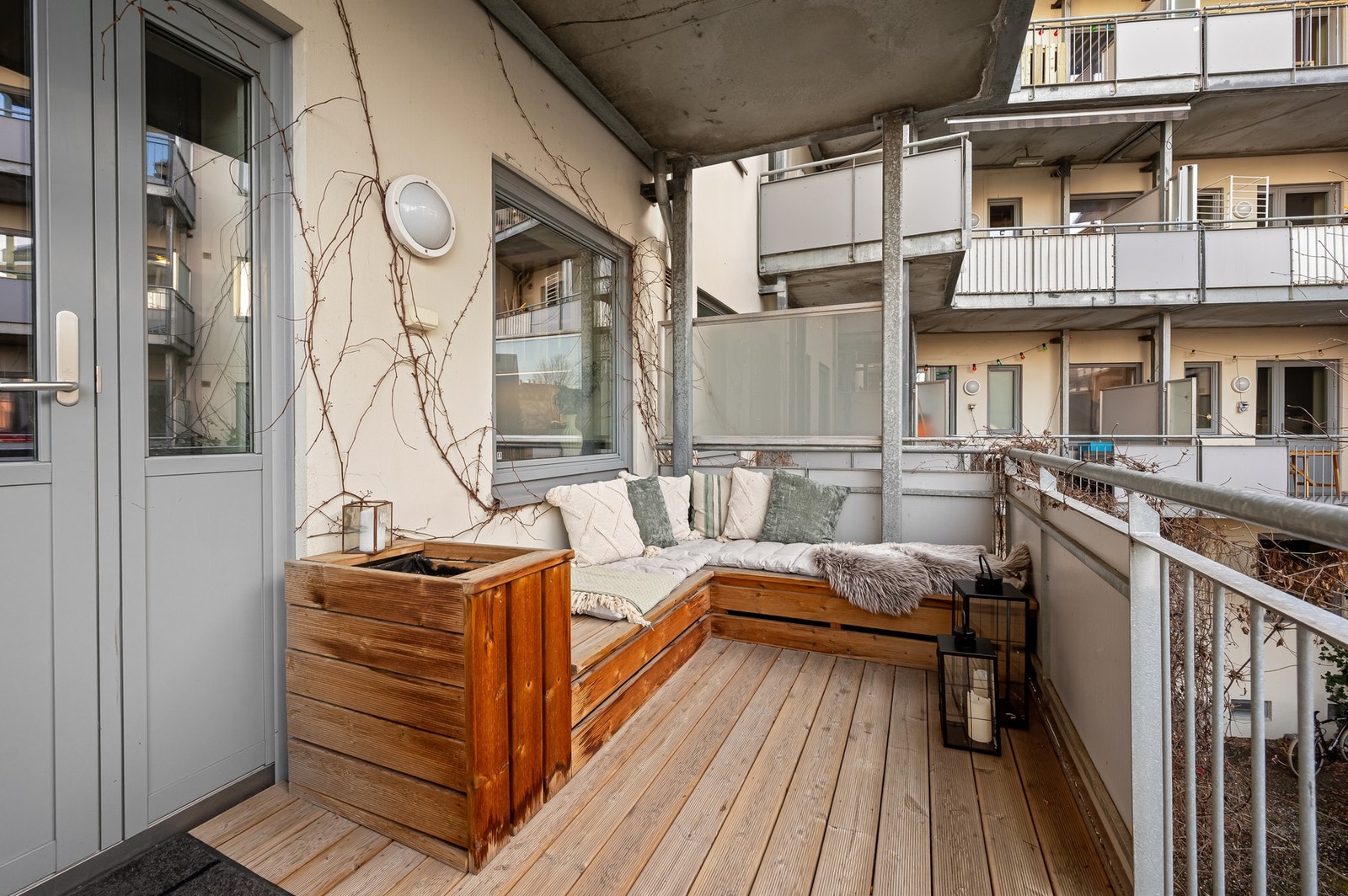 Fra stuen har man utgang til en stor balkong med god plass til hyggelig sittegruppe. Galleribilde