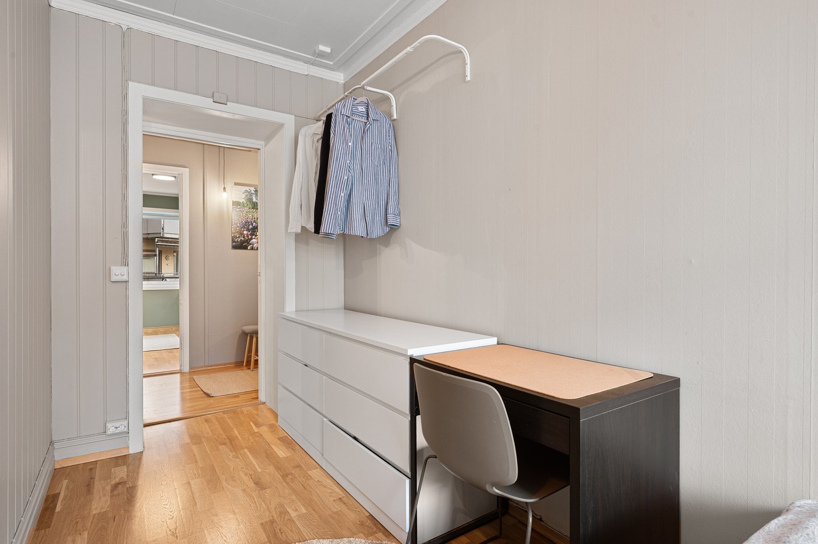 God plass til seng og garderobeskap. Galleribilde