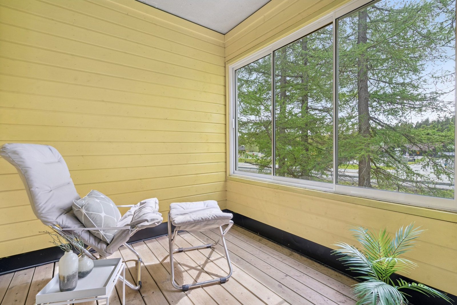 Den innglassede balkongen på 5 m² har spaltegulv av impregnert tre og forlenger sommersesongen. Galleribilde