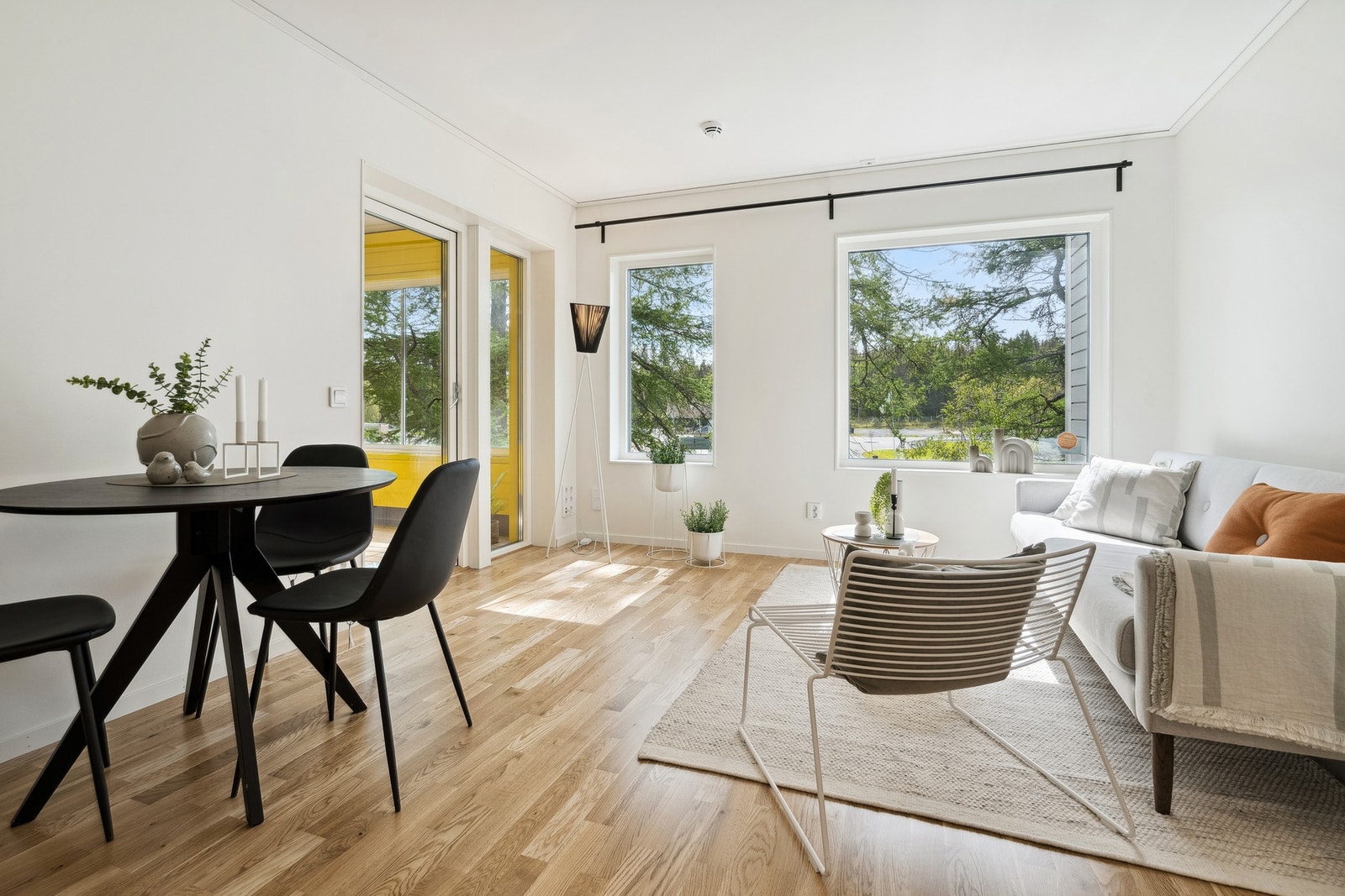 Stuen har vannbåren gulvvarme for jevn komfort, og direkte utgang til en innglasset balkong på 5 m². Galleribilde