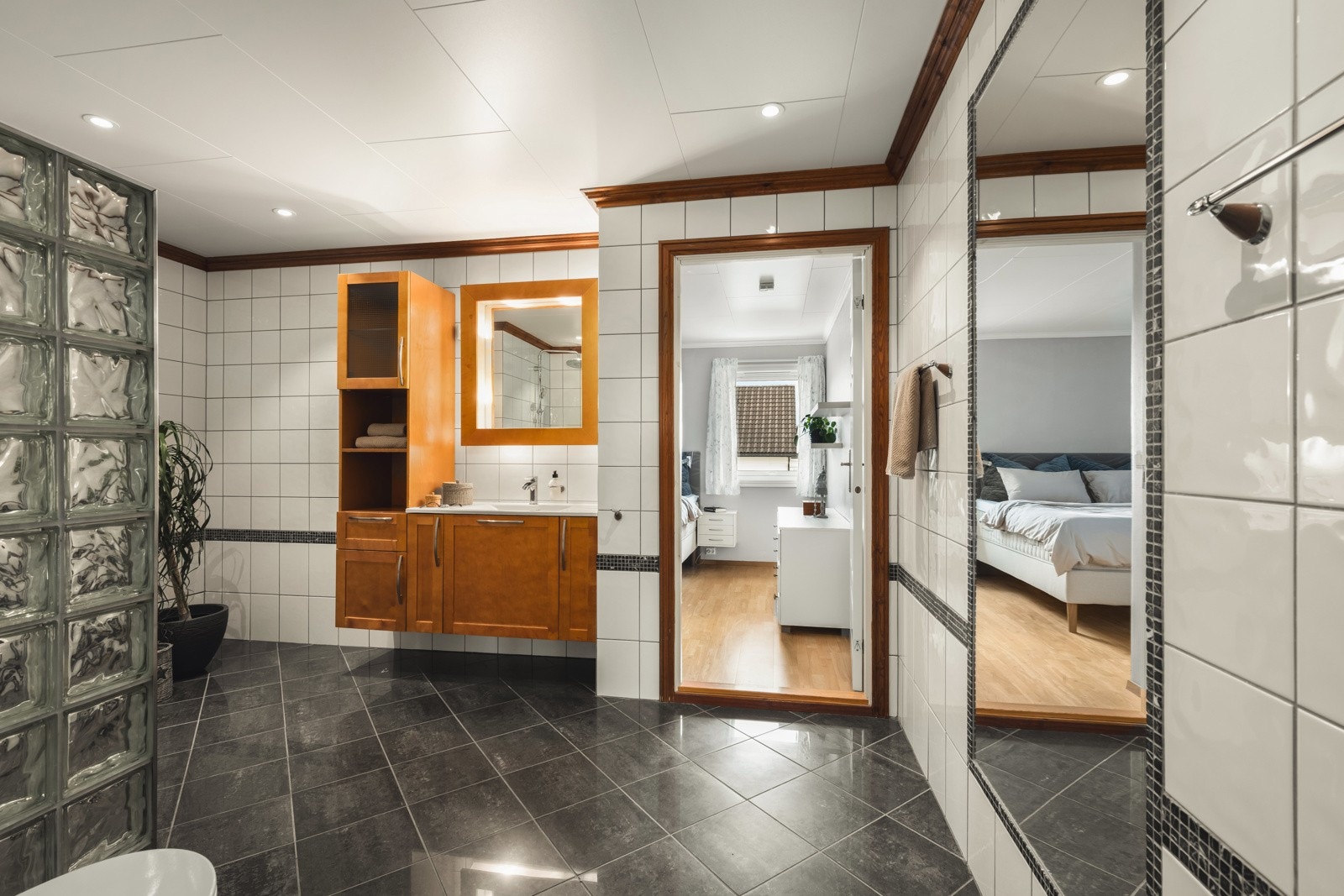 Bad i hovedetasje med direkte tilkomst til hovedsoverom Galleribilde