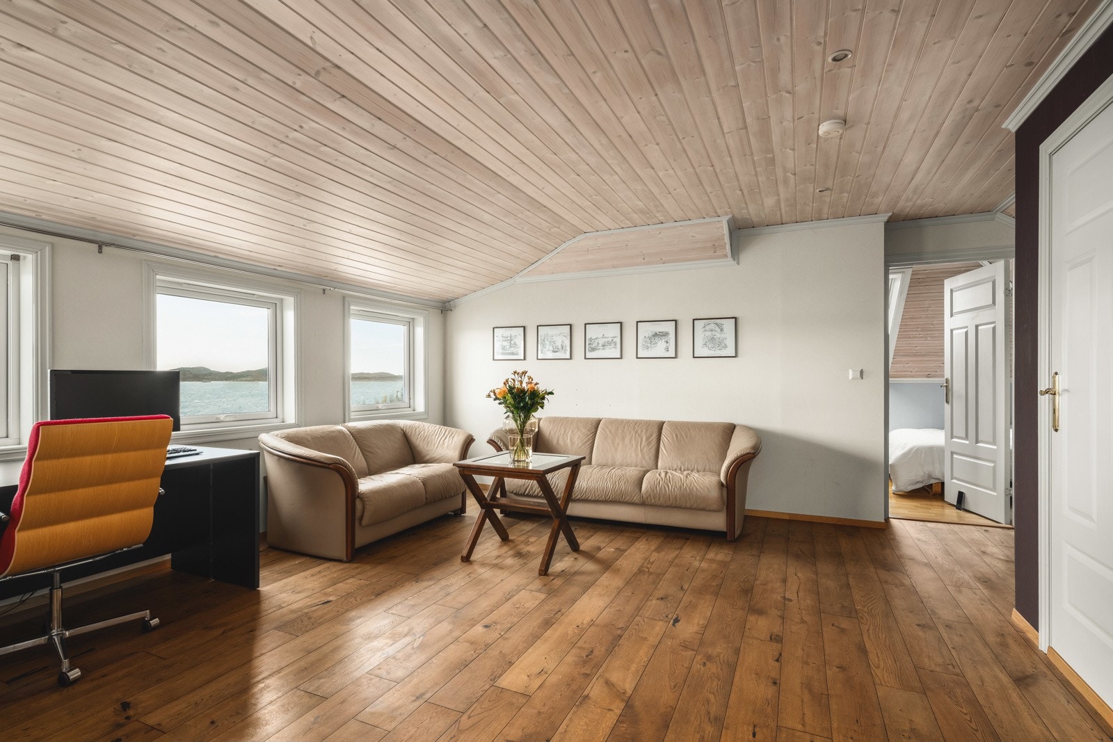 Med stuer, bad og soverom i alle 3 etasjene passer huset de fleste livssituasjoner Galleribilde