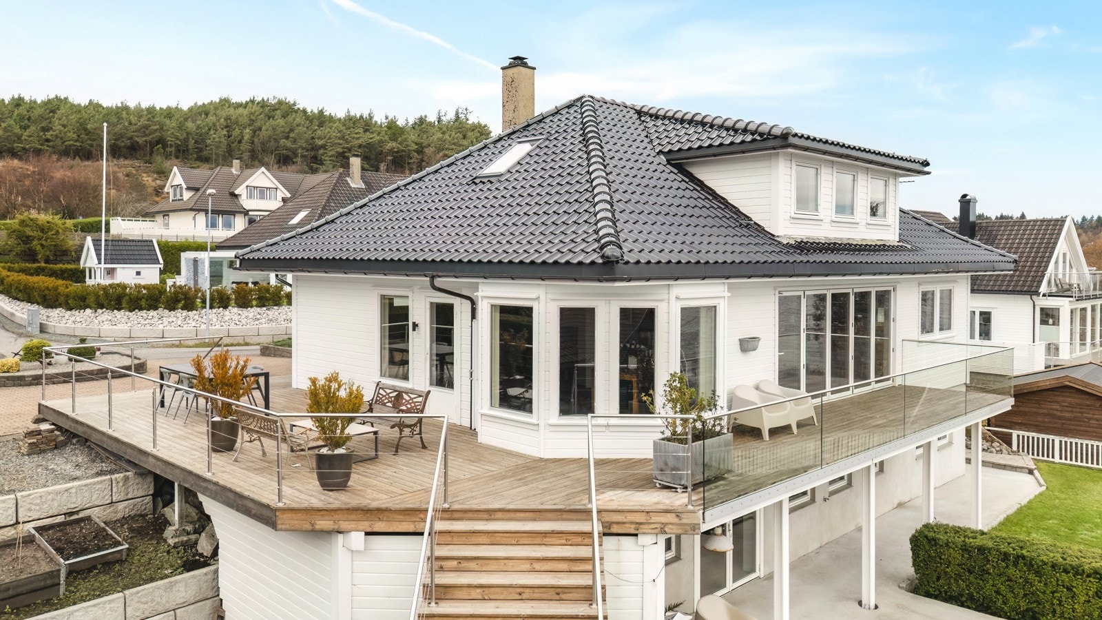 Fra terrassen er det trapp ned til uteområdet på bakkeplan Galleribilde