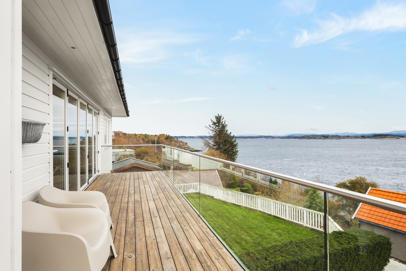 Terrasse er kledd med vedlikeholdsvennlig royal-plank Galleribilde