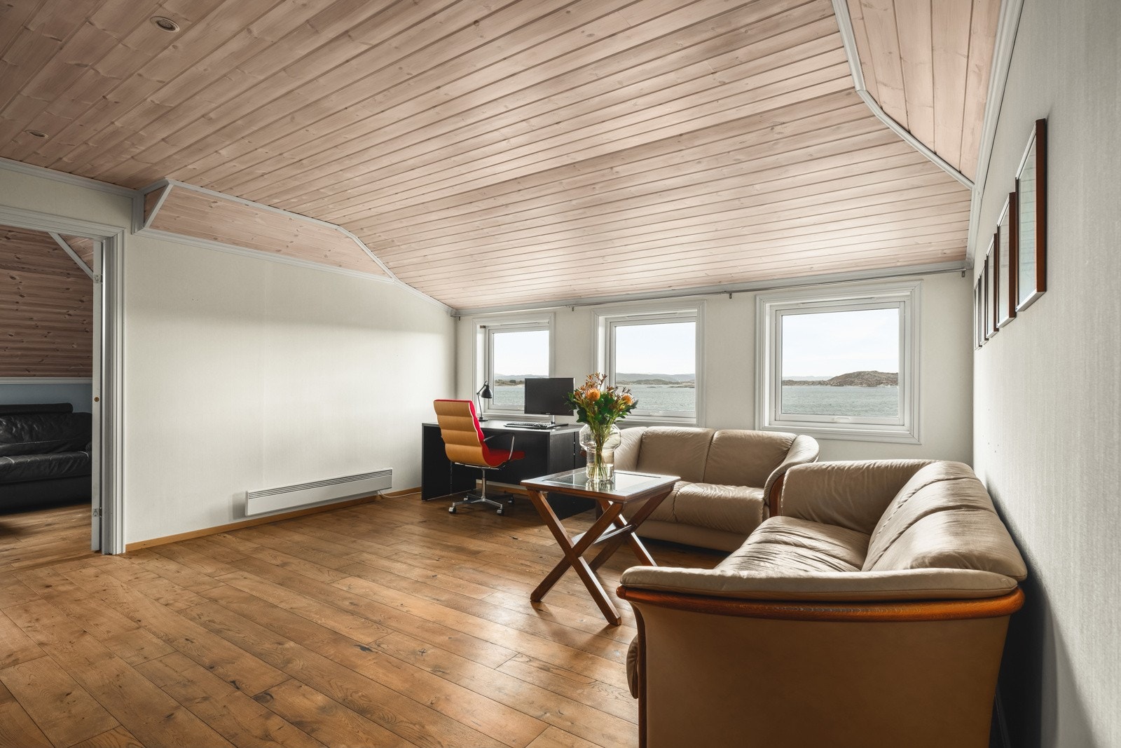 Loftsetasjen nyter fantastisk utsikt og består av stue, 2 soverom og bad Galleribilde