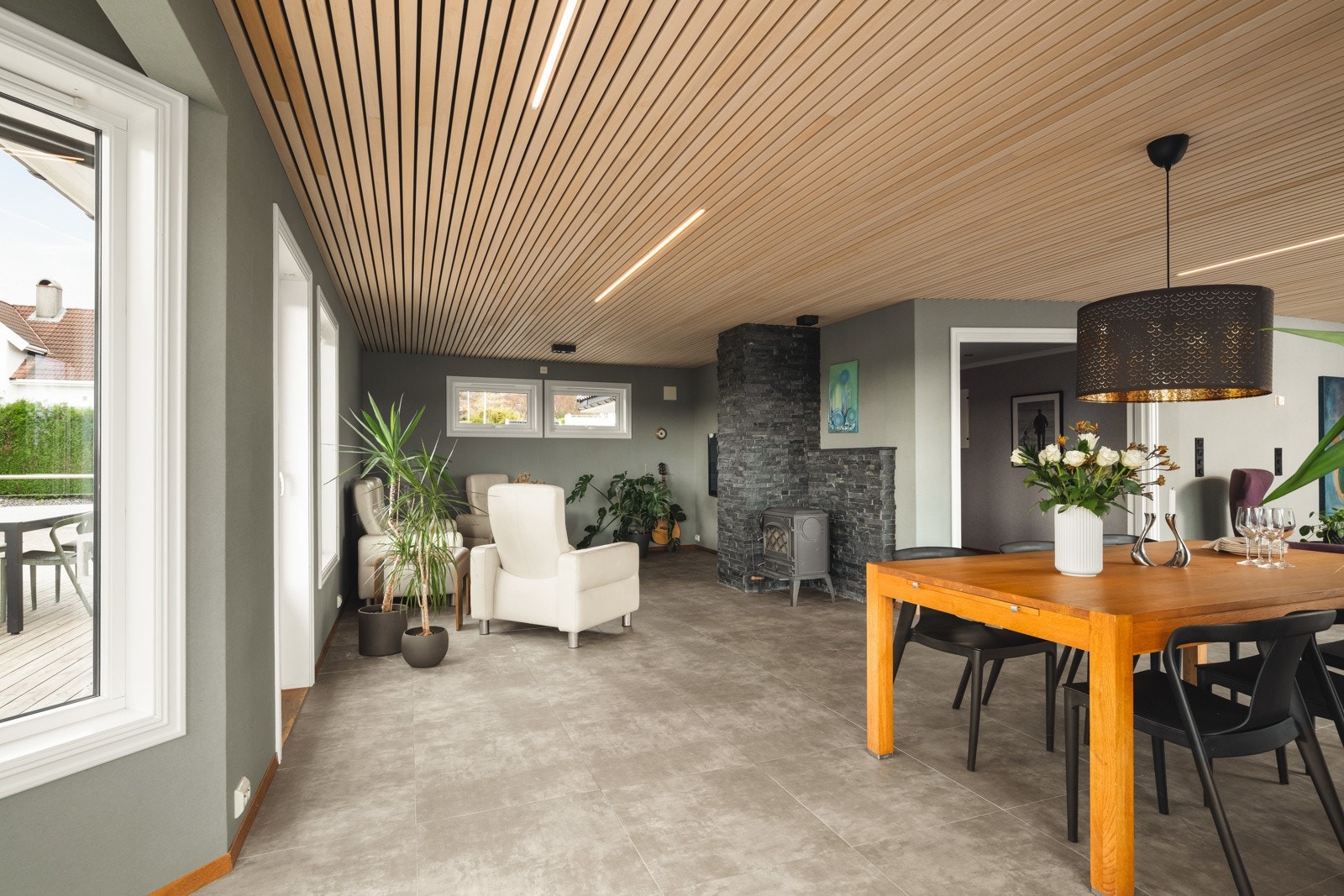 Her er ingenting overlatt til tilfeldighetene, taket er kledd med vakre spiler med integrerte LED-lys Galleribilde