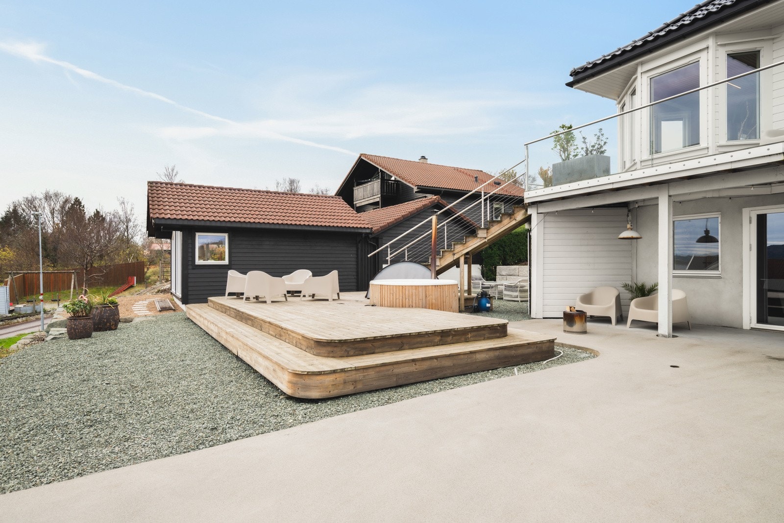 Området på bakkeplan kan nås både utenfra (via trapp) eller via underetasjen Galleribilde