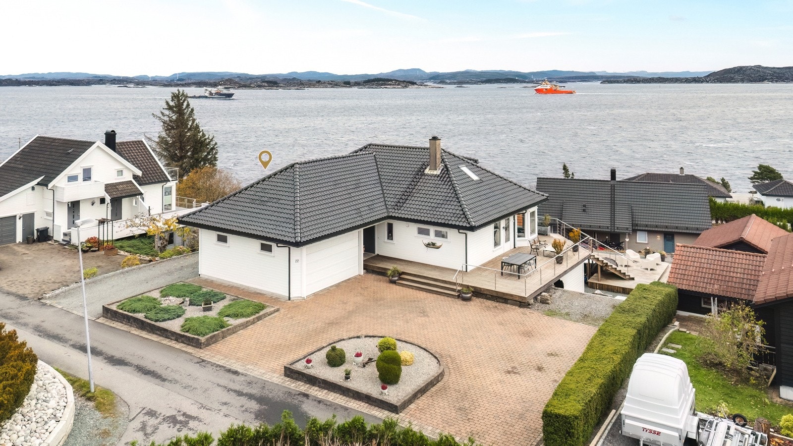 Fint opparbeidet uteområde med flere plan og sosiale soner Galleribilde