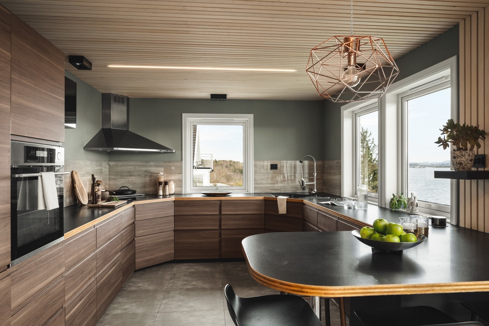 Det er integrert kjøleskap, oppvaskmaskin, induksjonstopp og komfyr med dampfunksjon Galleribilde