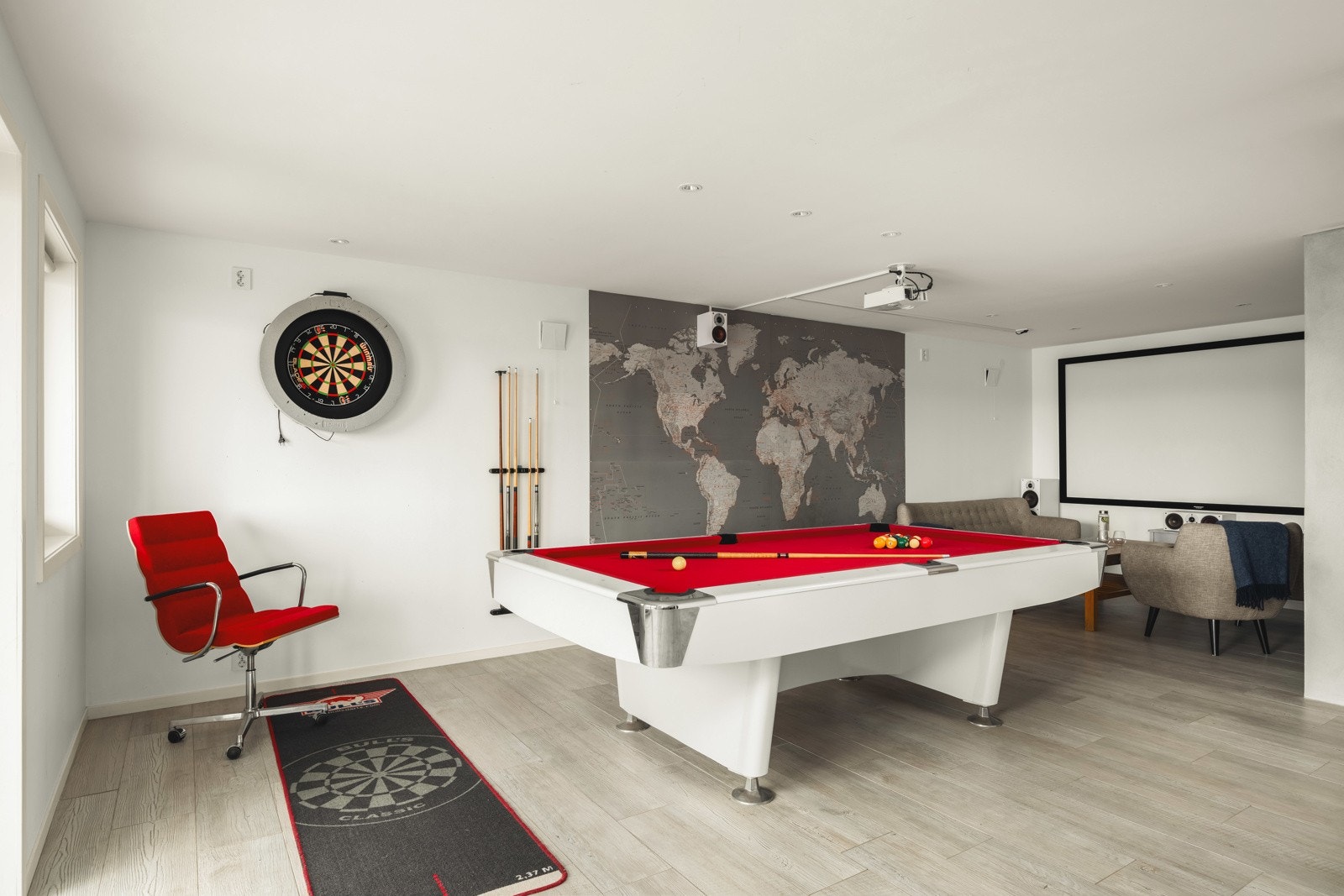 Prosjektor og lerret medfølger Galleribilde