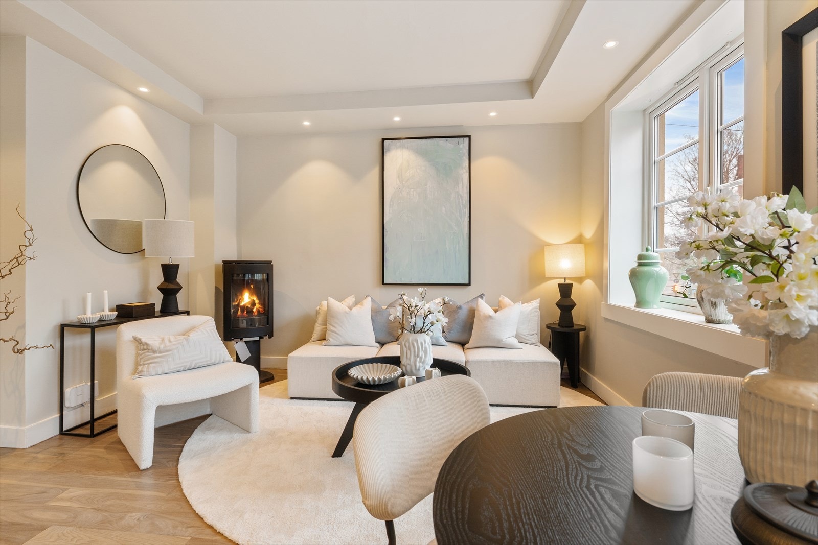Lys og pen stue med god plass til sofa og annet møblement. Galleribilde