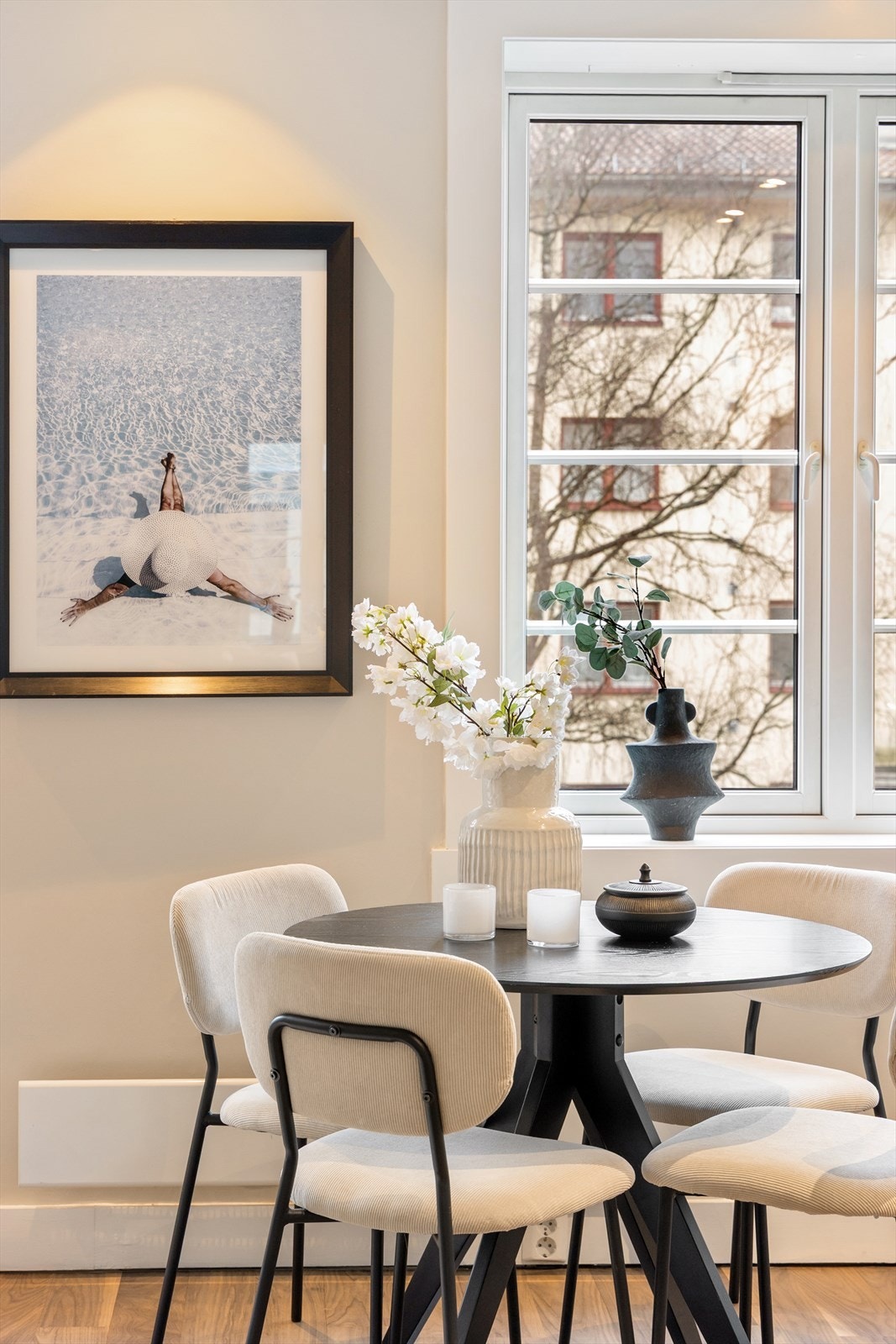 Det er også plass til spisebord, perfekt for hyggelige måltider med venner og familie. Galleribilde