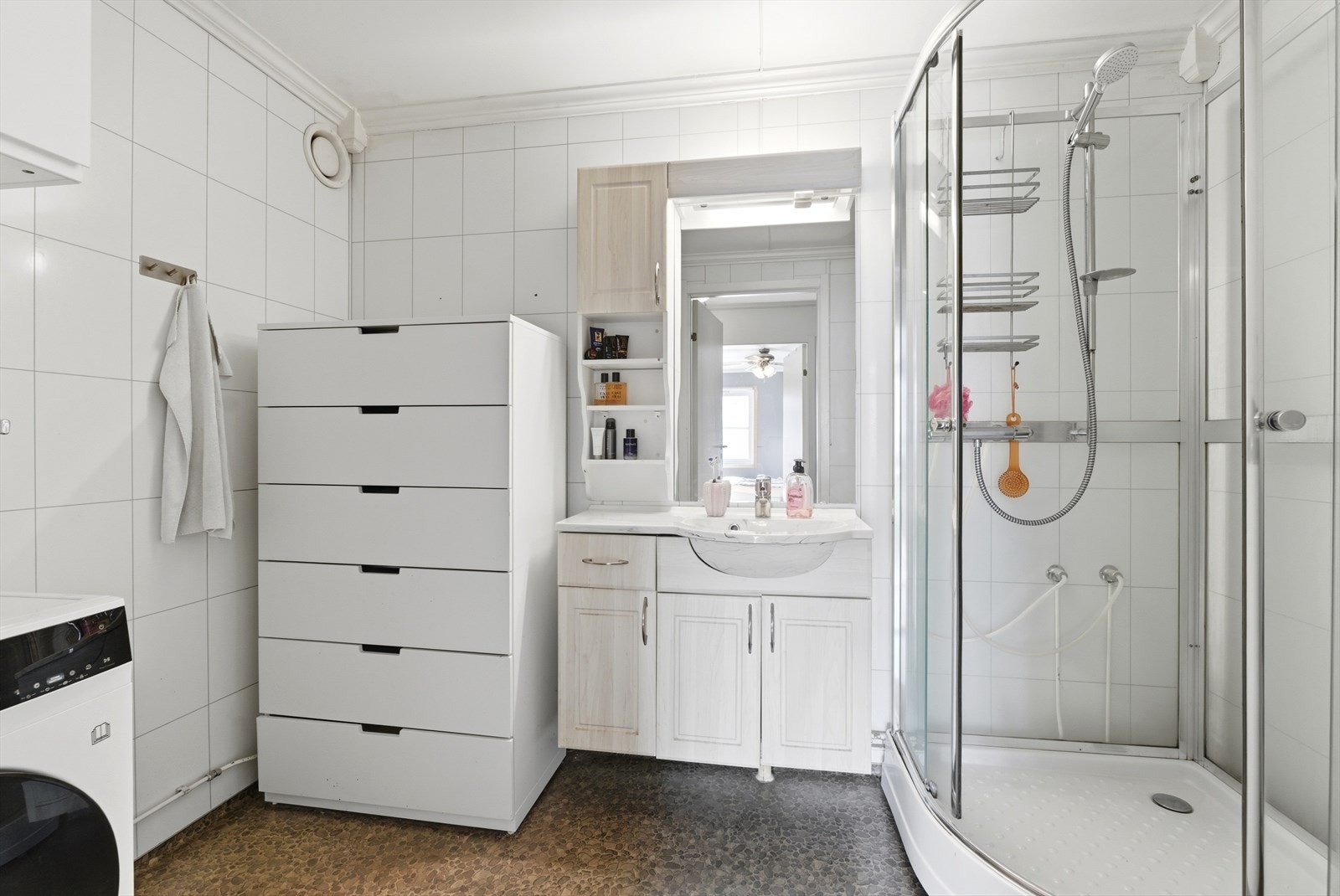 Lyst bad av en fin størrelse med gulvvarme. Galleribilde