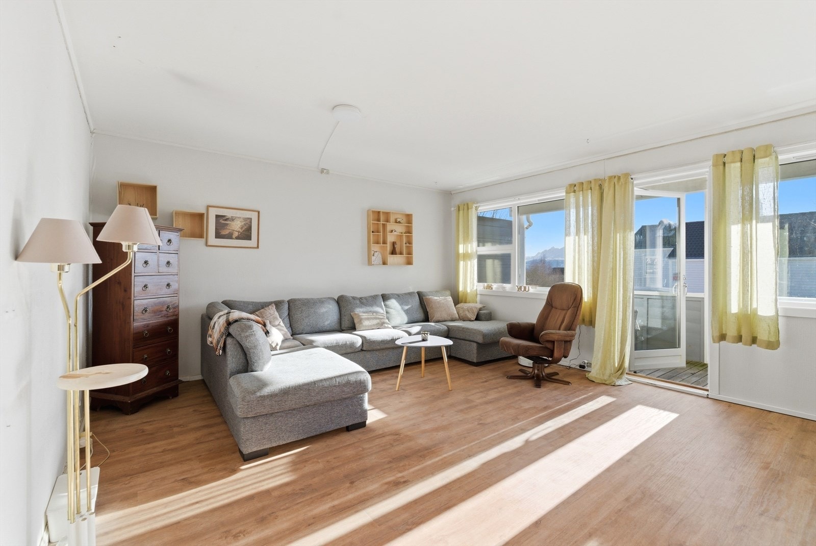 God plass til stor sofaløsning og spisebord med tilhørende møblement i ulike soner. Galleribilde