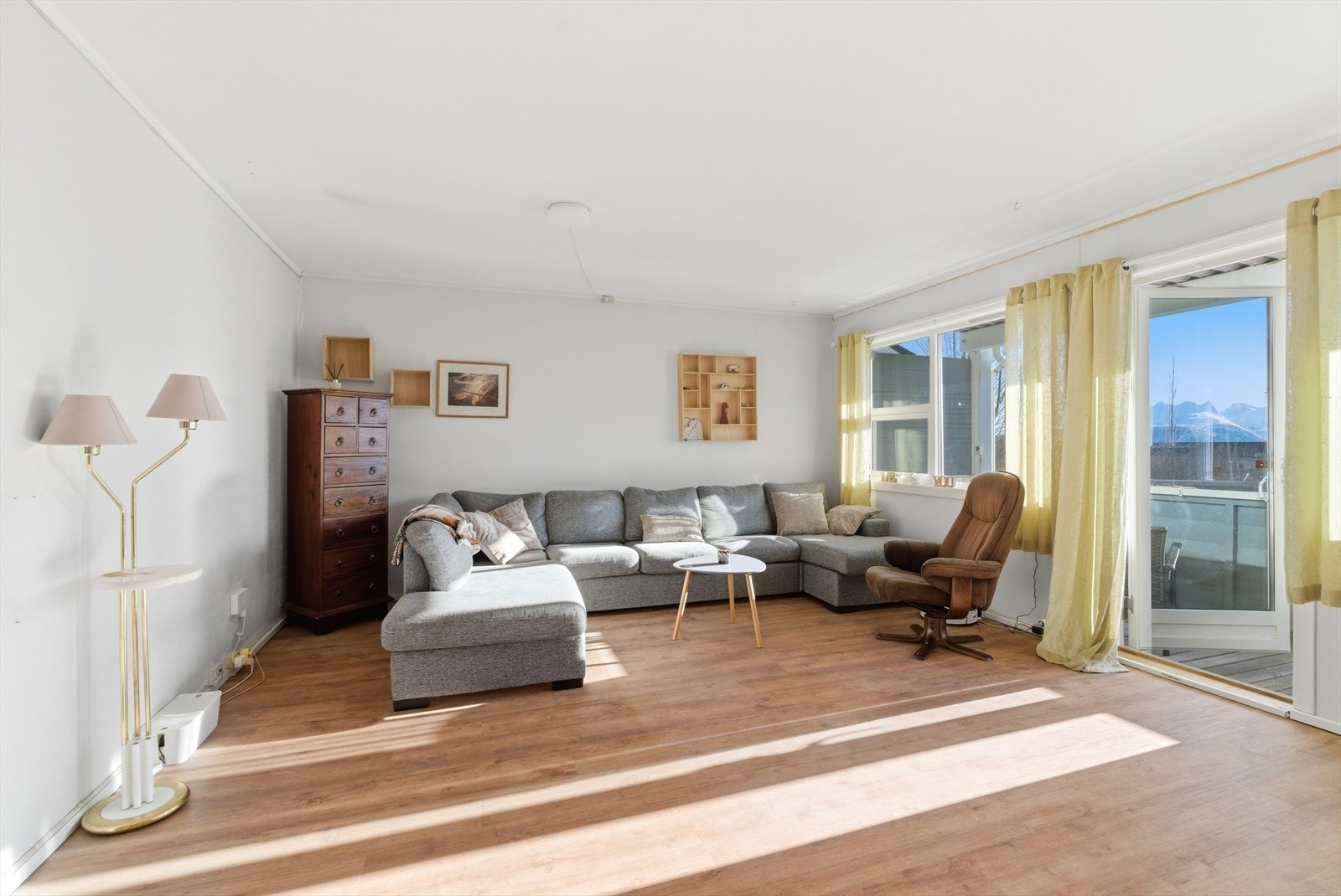 Luftig stue med nøytrale fargevalg og nyere gulv. Galleribilde