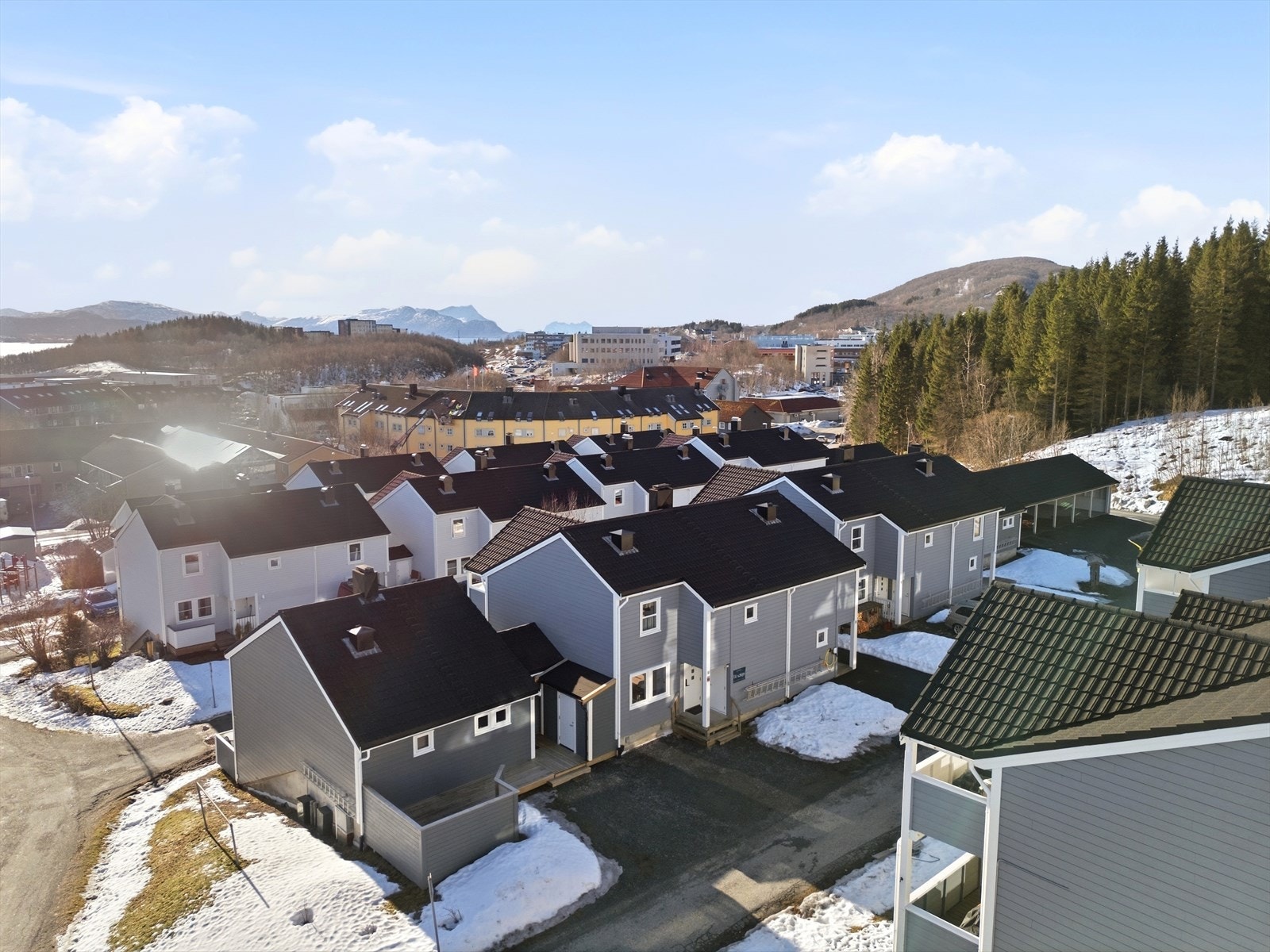 Umiddelbar nærhet til butikker og bussholdeplass mm. Nærliggende universitetet, flere skoler og barnehager, samt flott turterreng. Galleribilde