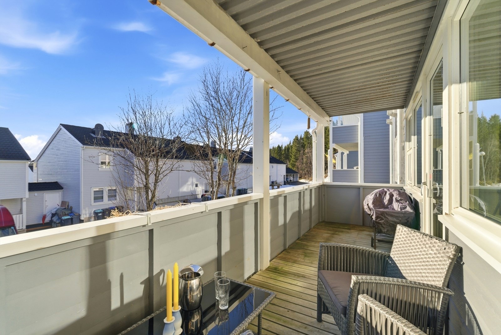 Stor balkong med god plass til utemøbler og grill. Galleribilde