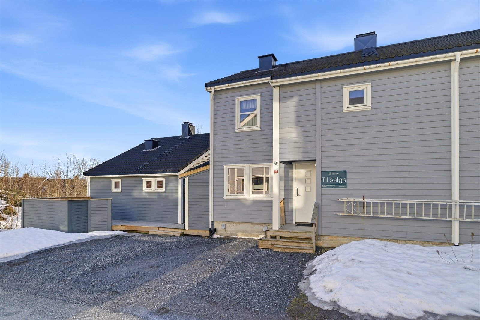 Gode parkeringsmuligheter, p-plass utenfor bolig og carport. Galleribilde