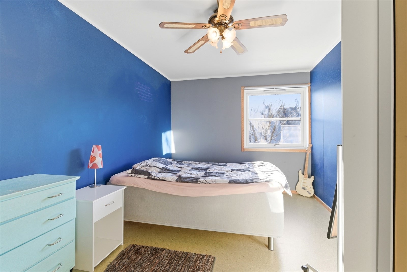 Soverom 1/2. Romslig soverom med garderobeskap. Galleribilde