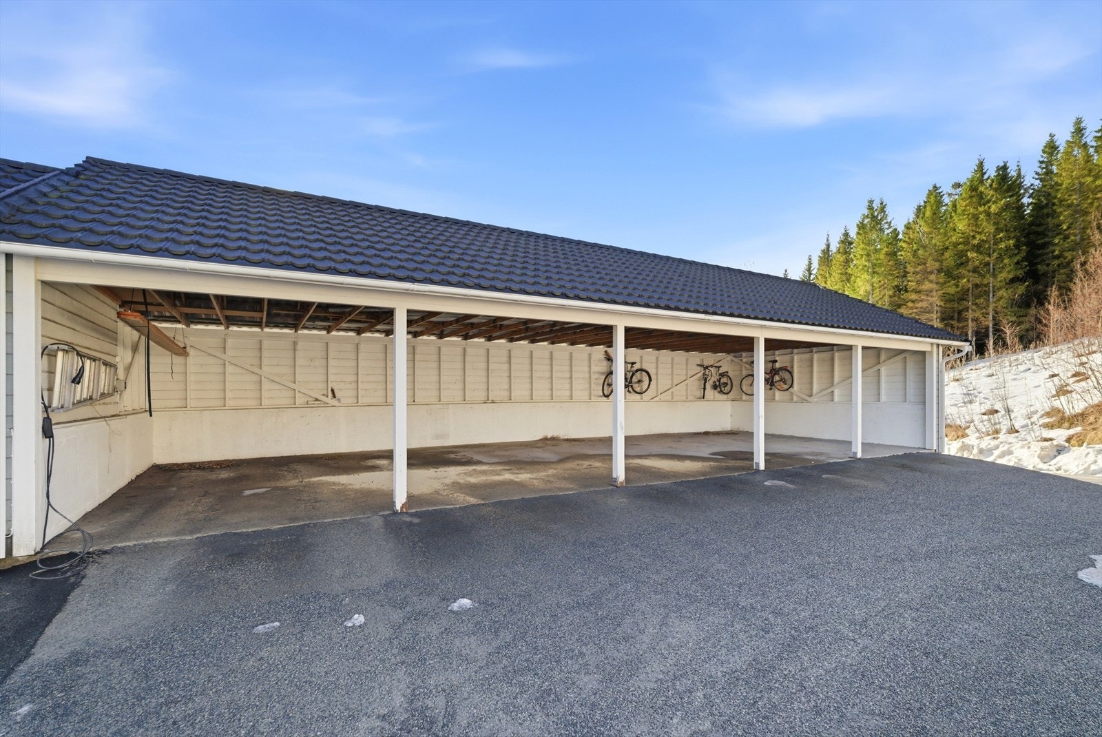 Fast carport parkering medfølger. Galleribilde