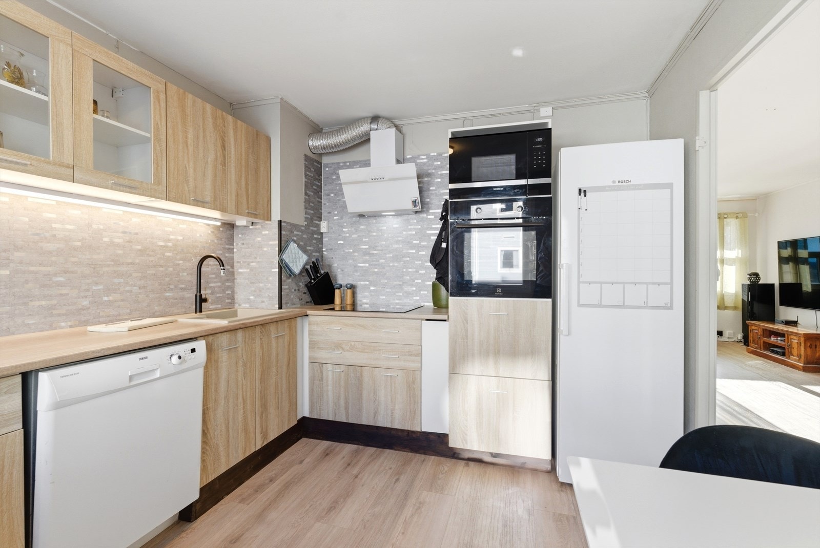 Integrert moderne micro, kokeplate og komfyr i praktisk høyde. Galleribilde