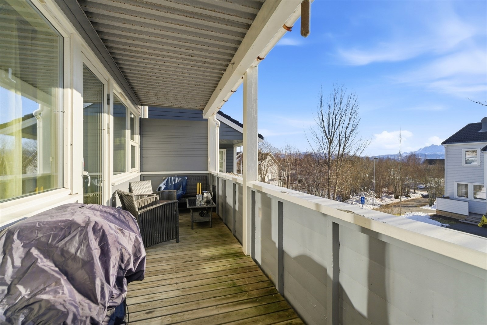 Solrik sørvendt balkong med luftig utsikt mot Børvasstindan. Galleribilde