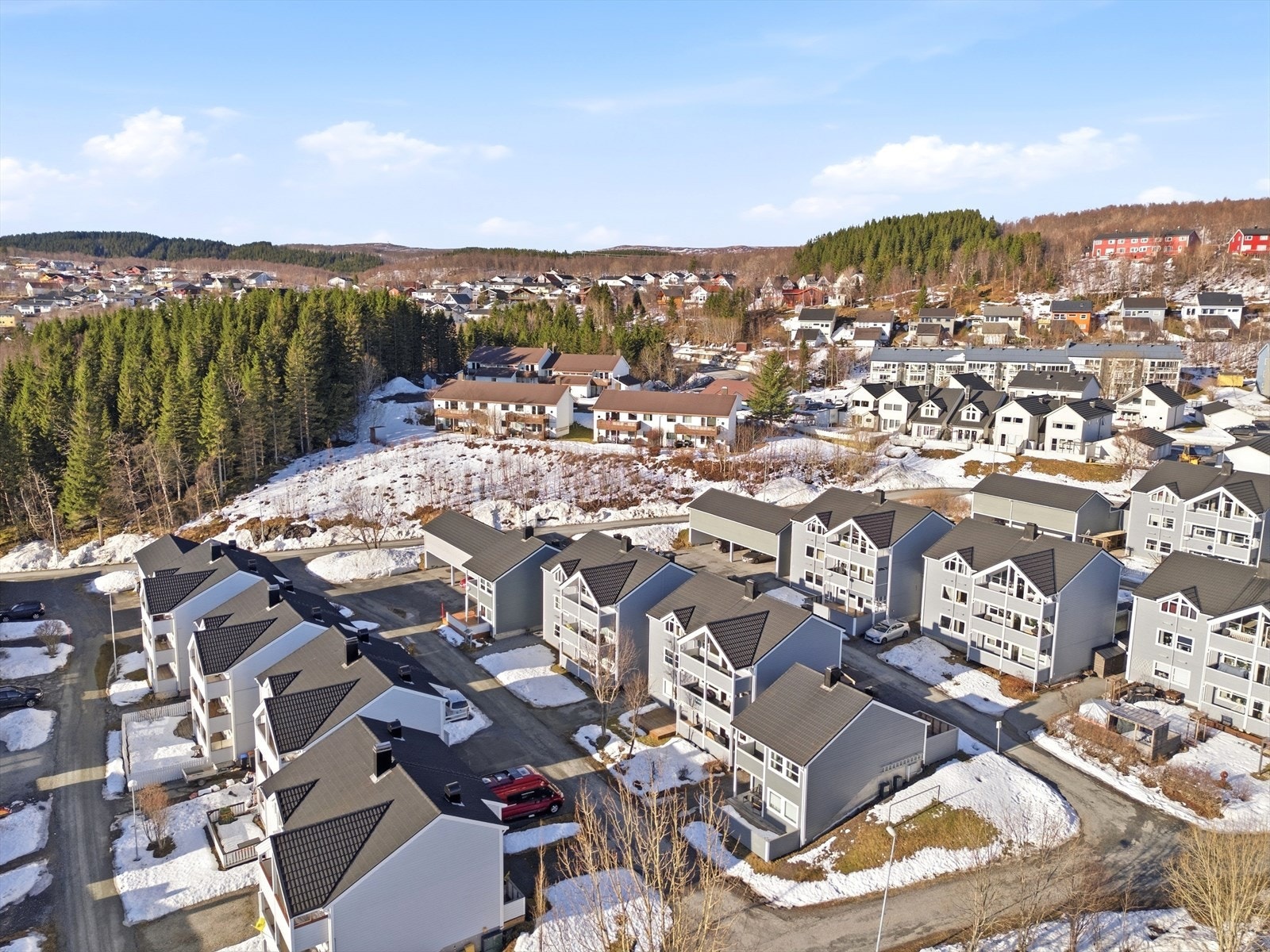 Borettslaget renoverte byggemassen betydelig i 2018/2019, oppgradert med nytt tak, vinduer, bordkledning, dører mm. Galleribilde