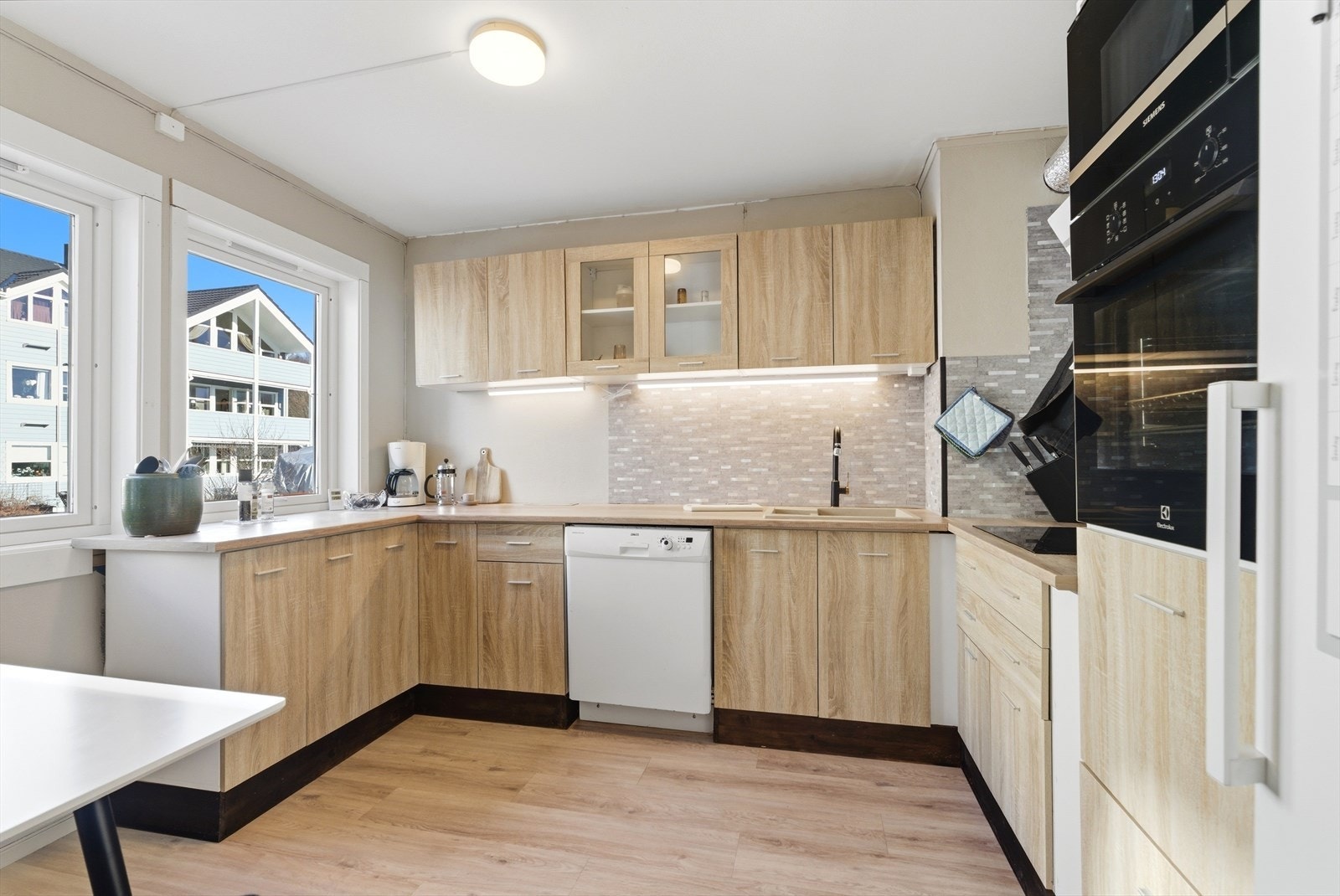 Oppgradert kjøkken 2020. Her er det god skap og benkeplass. Galleribilde