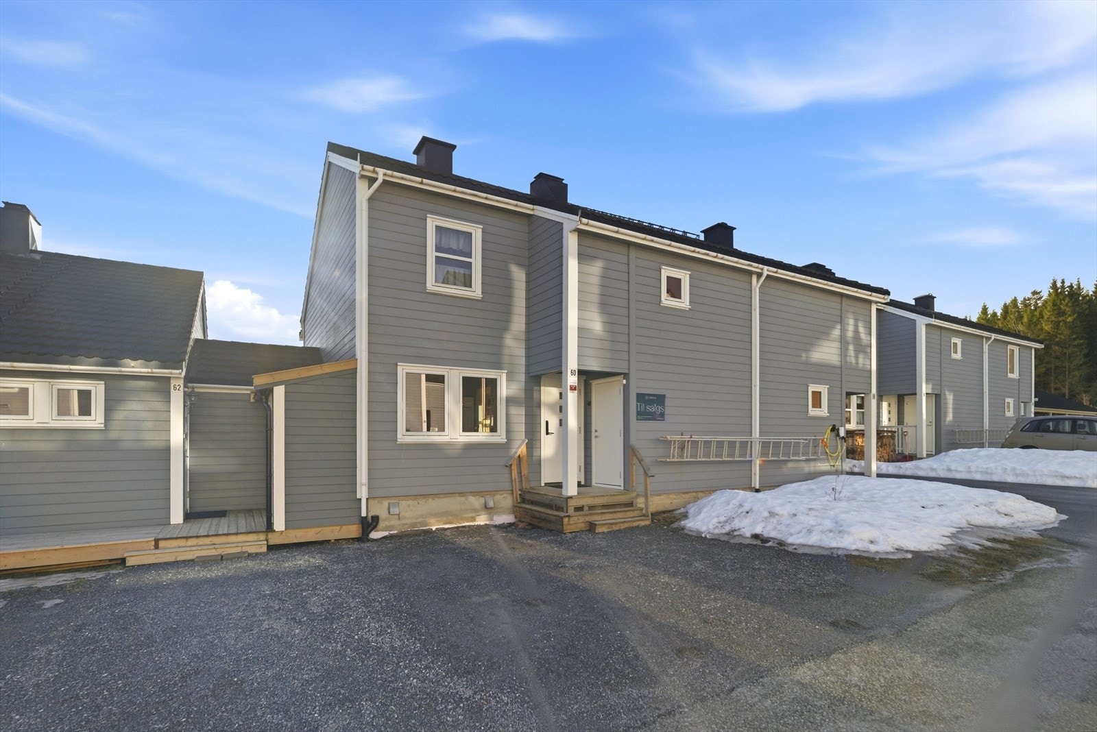 Fast carport parkering og gode parkeringsmuligheter utenfor bolig. Bod ved inngangsparti. Galleribilde