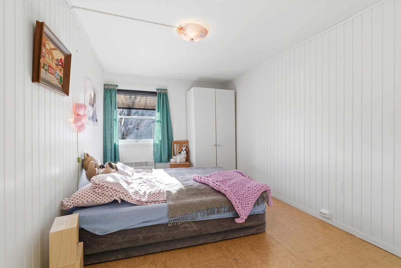Soverom 2/2. Stort soverom innredet med garderobeskap. Galleribilde