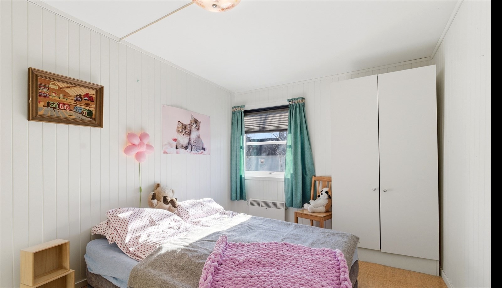 God plass til romslig seng og skrivebord. Galleribilde