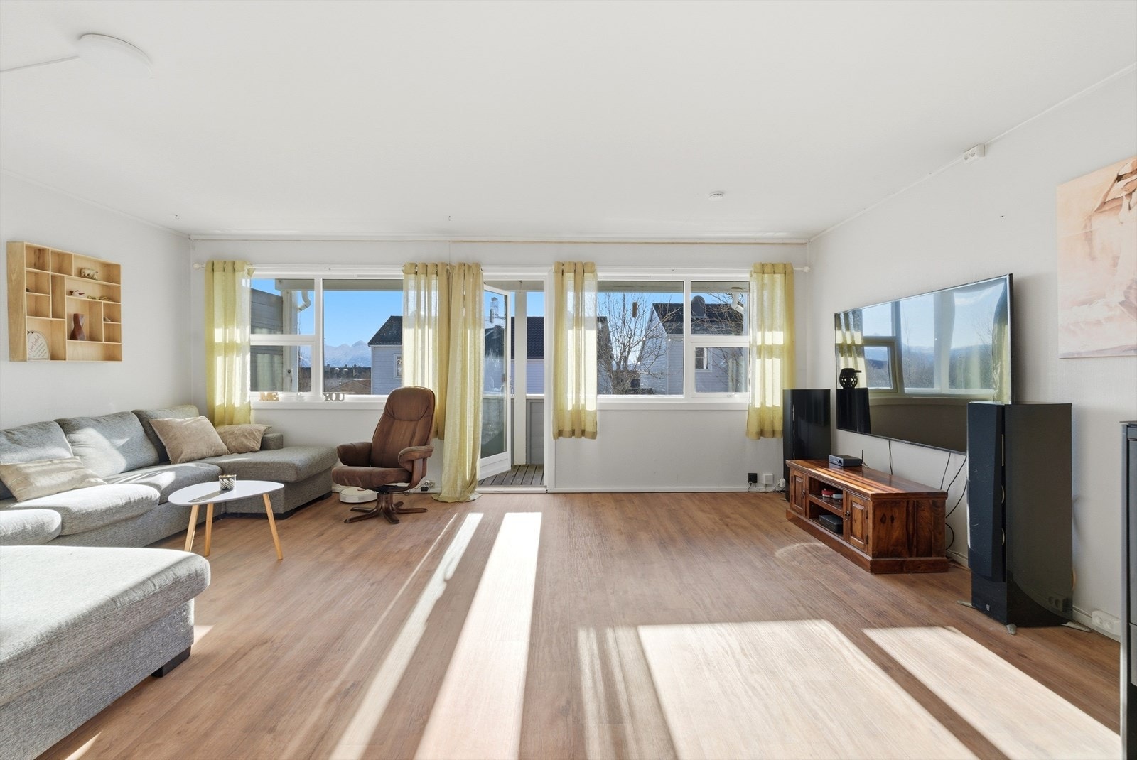 Romslig stue med gode vindusflater som byr på utsikt. Galleribilde