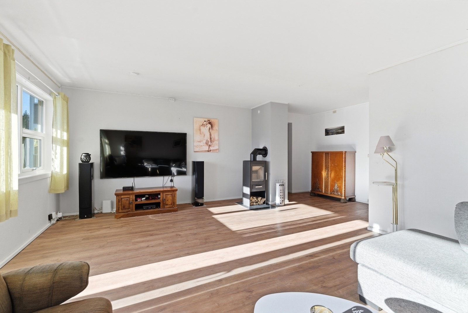 Boligen har en nyere vedovn. Galleribilde