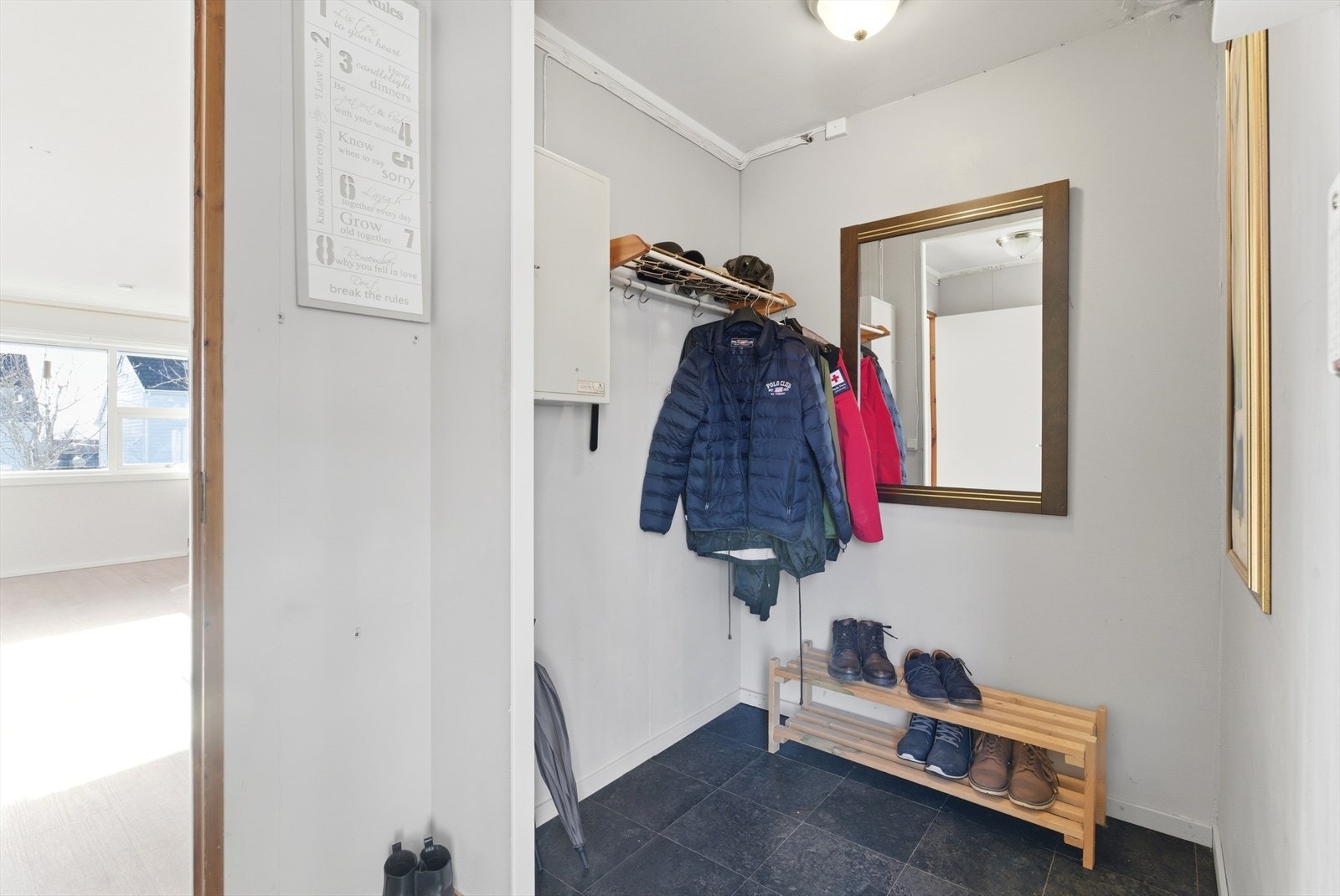Romslig entre/gang med god plass til å henge i fra seg. Galleribilde