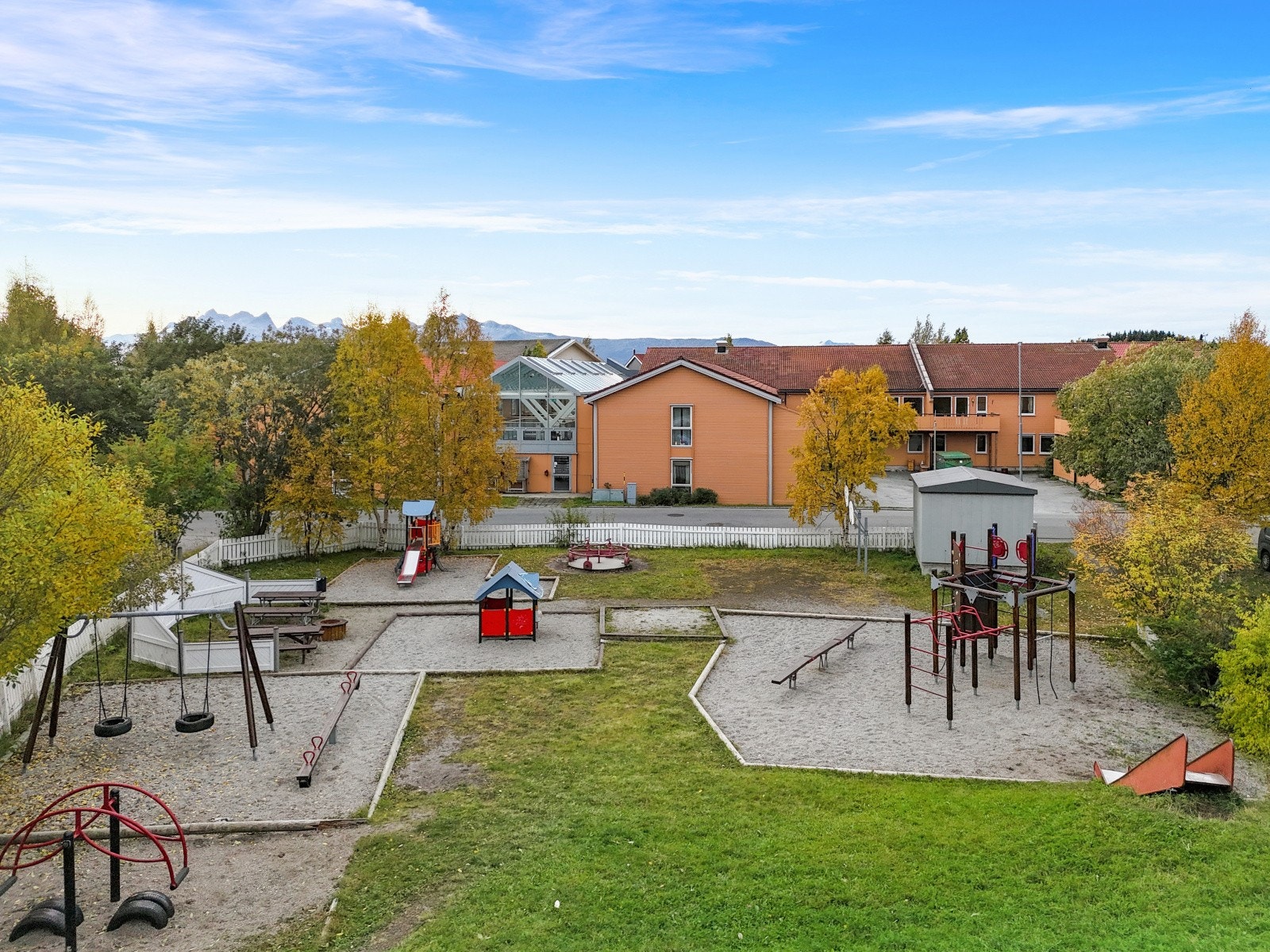 Lekeplass nærliggende. Galleribilde