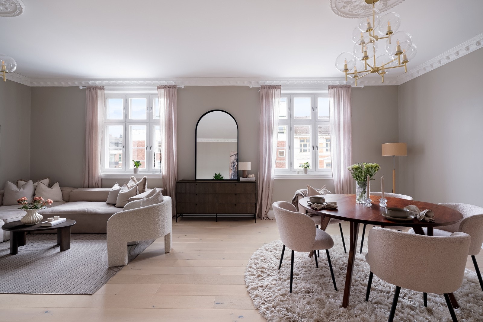 Store vindusflater slipper inn rikelig med naturlig lys, og sammen med en generøs takhøyde på 2,93 meter gir dette rommet en luftig atmosfære. Galleribilde