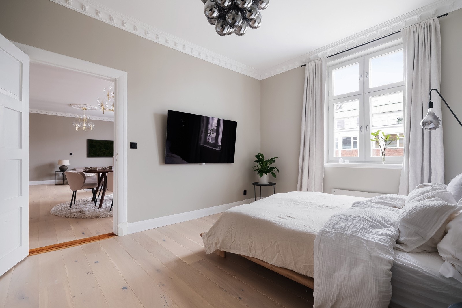 Alle rommene er malt i delikate fargetoner i 2022, og har pen parkett fra samme år som gir et helhetlig og stilrent uttrykk. Galleribilde