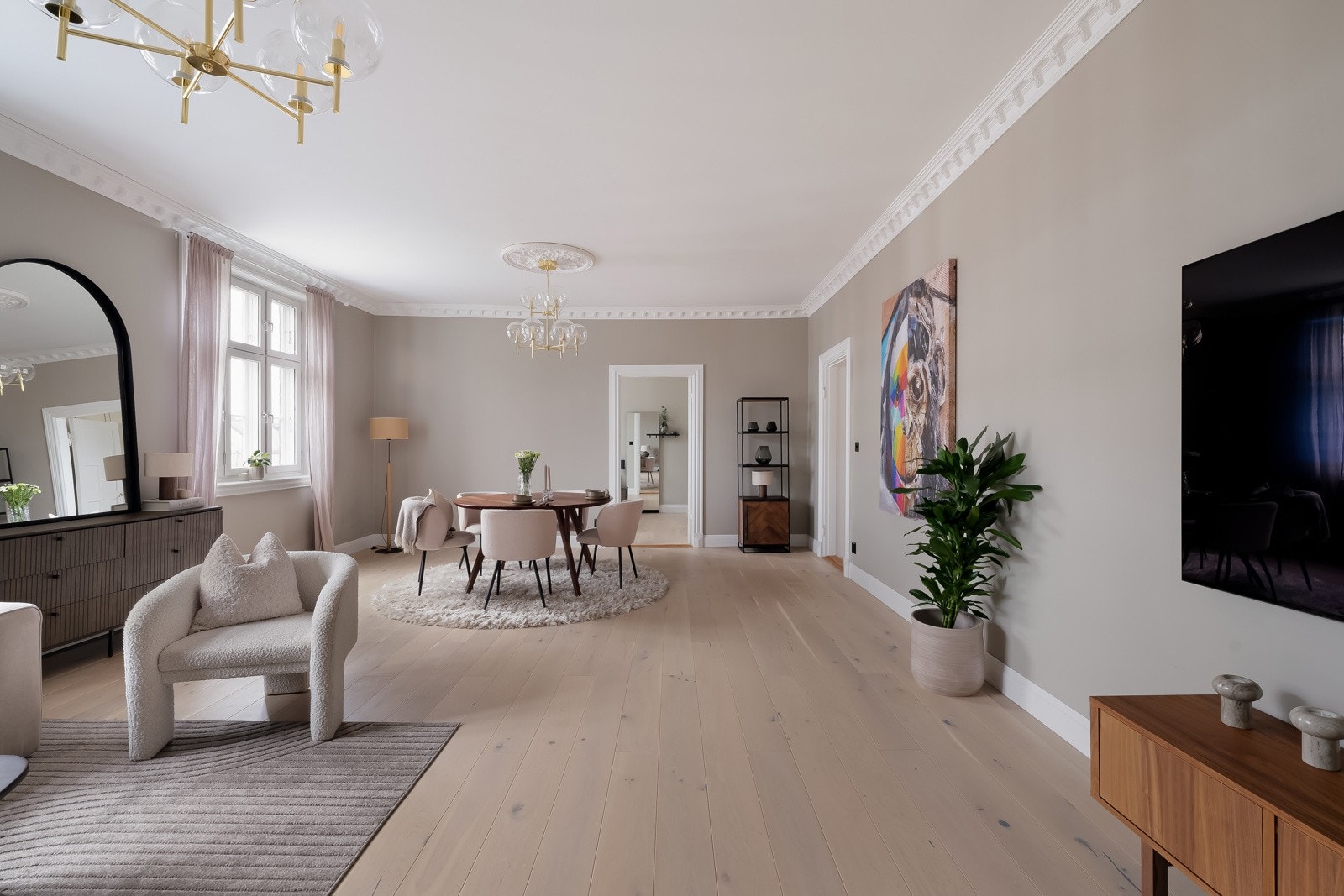 Stuen oppleves som meget romslig (ca 42 kvm) og en har svært god plass til en romslig sofagruppe med tilhørende møblement og TV-seksjon, i tillegg til et spisebord hvor venner og familie kan samles. Galleribilde